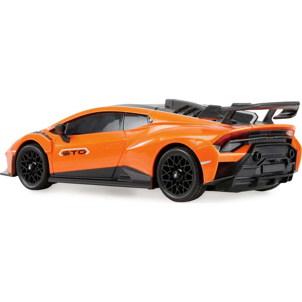 Coche deportivo naranja Lamborghini STO con detalles y alerón negros, visto de lado.