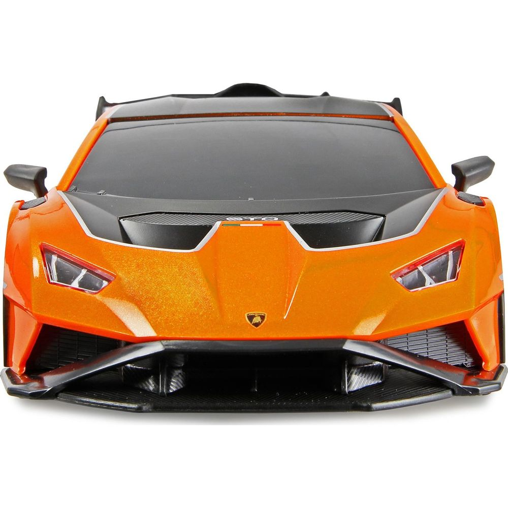 Frente de coche deportivo naranja con capó negro y logo Lamborghini.