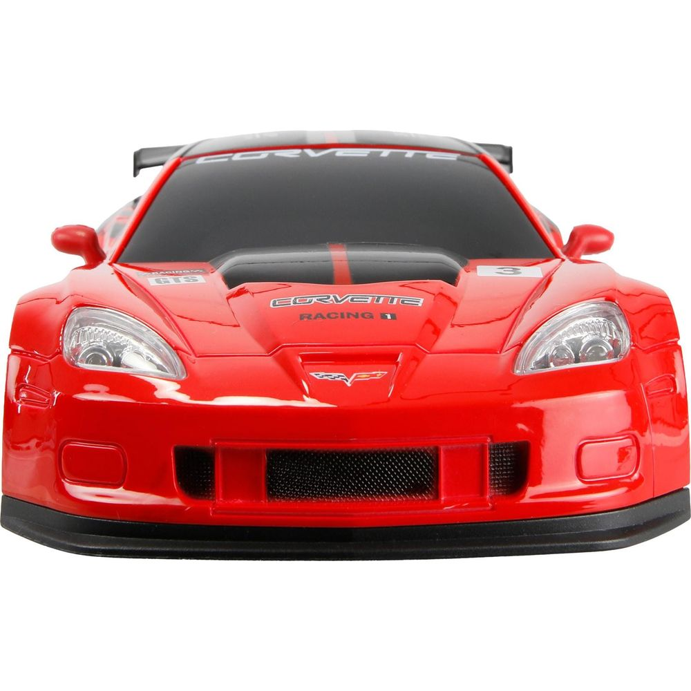 Un coche de carreras Corvette rojo con alerón negro y calcomanía "Corvette Racing 1".