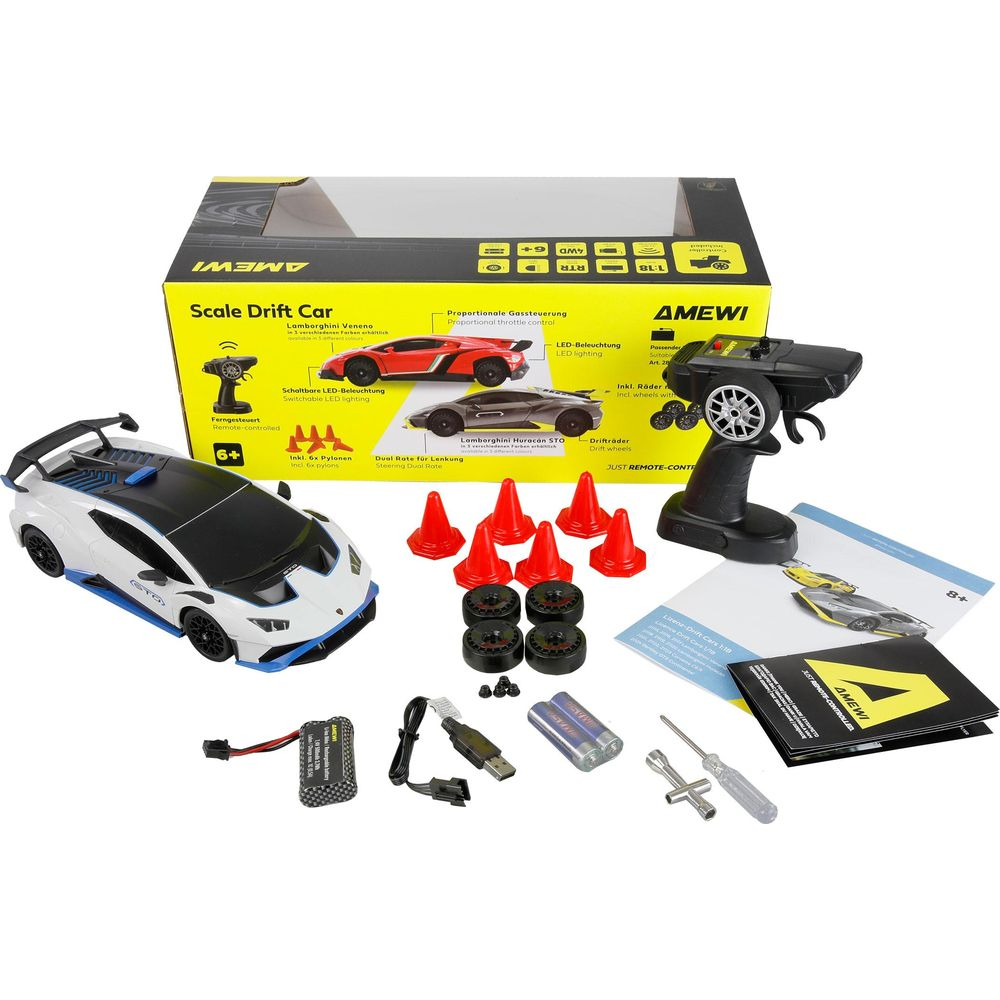 Ein weißer und ein brauner Spielzeug-Lamborghini mit Fernbedienung, Pylonen, Rädern und Zubehör.