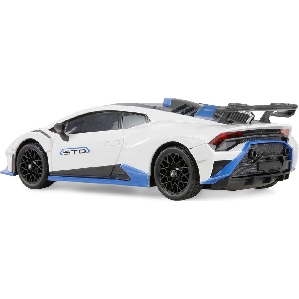 Weißer Sportwagen mit blauen Akzenten und großem Heckflügel.