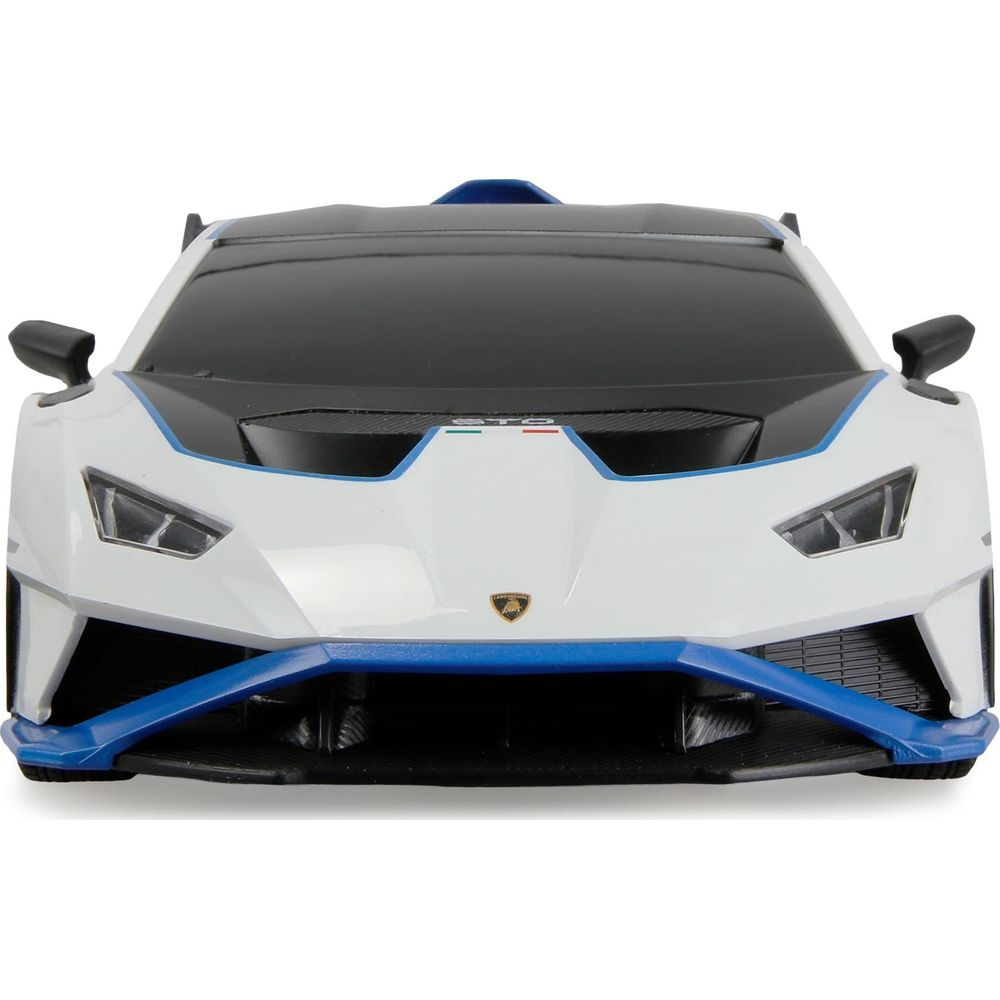 Ein weißer Sportwagen mit blauen Akzenten und schwarzer Motorhaube.