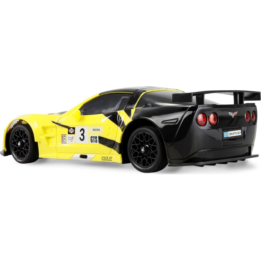 Coche de carreras amarillo y negro con alerón y el número 3.