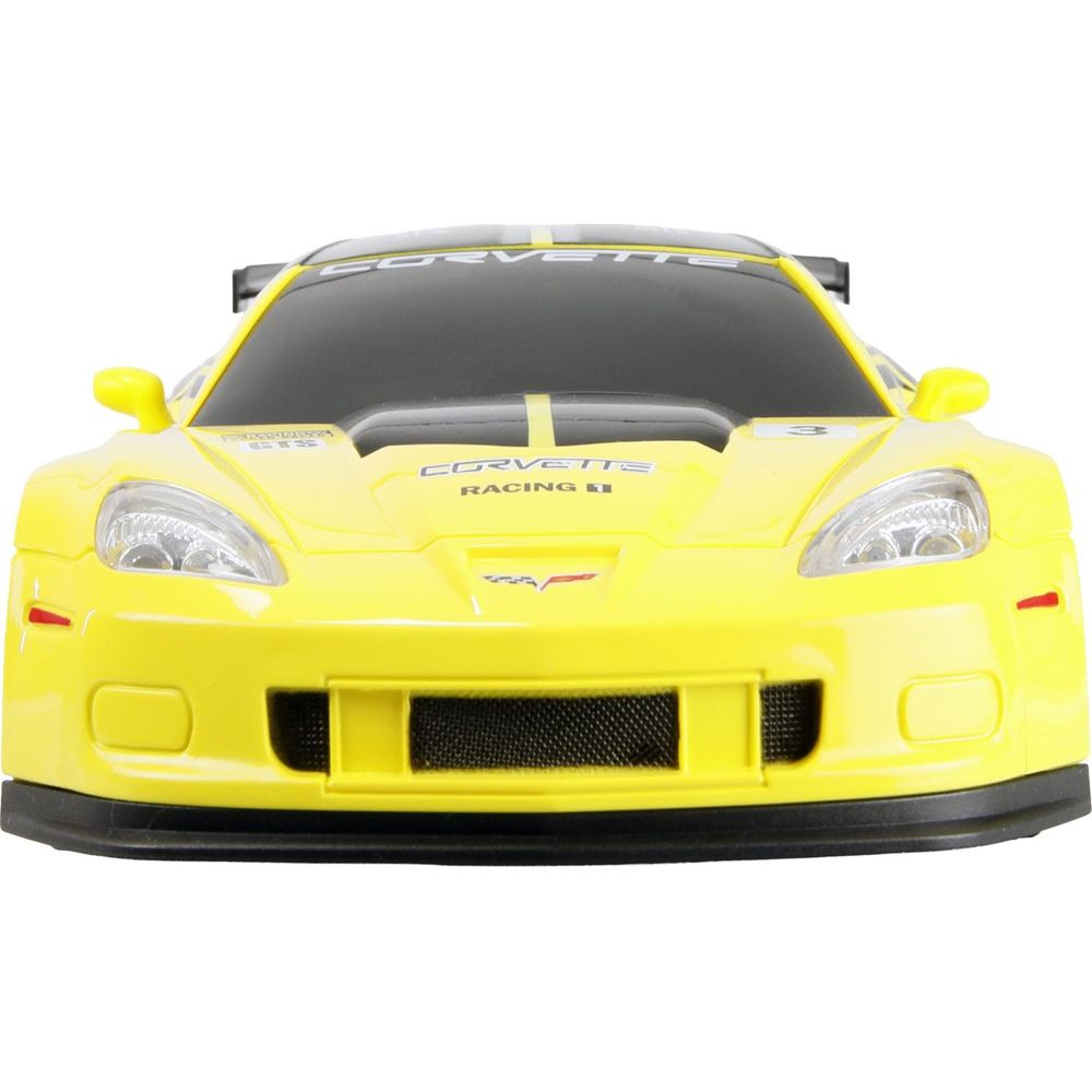 Vista frontal del coche de carreras Corvette amarillo. Logotipo Corvette Racing visible.