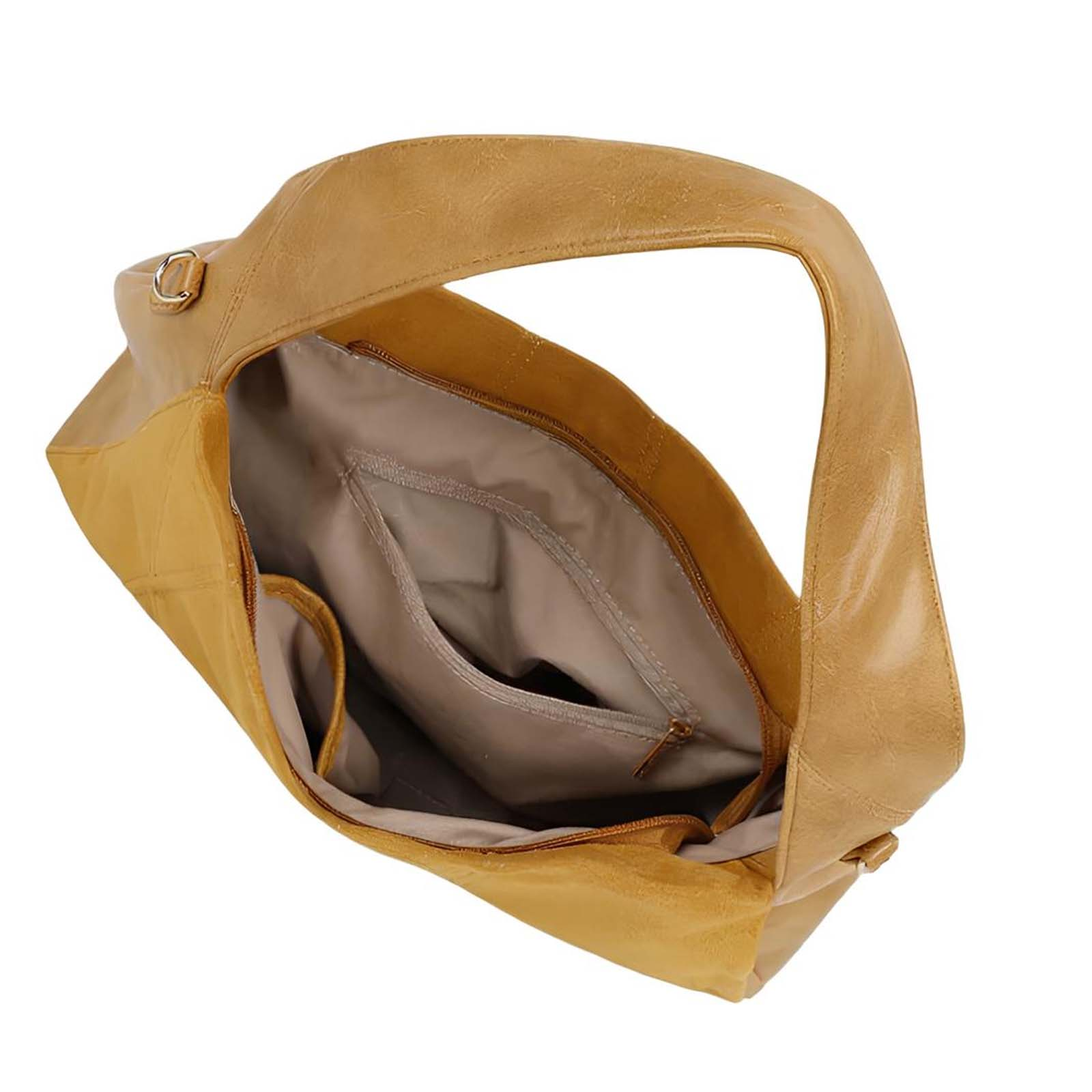 Un bolso abierto, de color canela con correas marrones y bolsillos interiores.