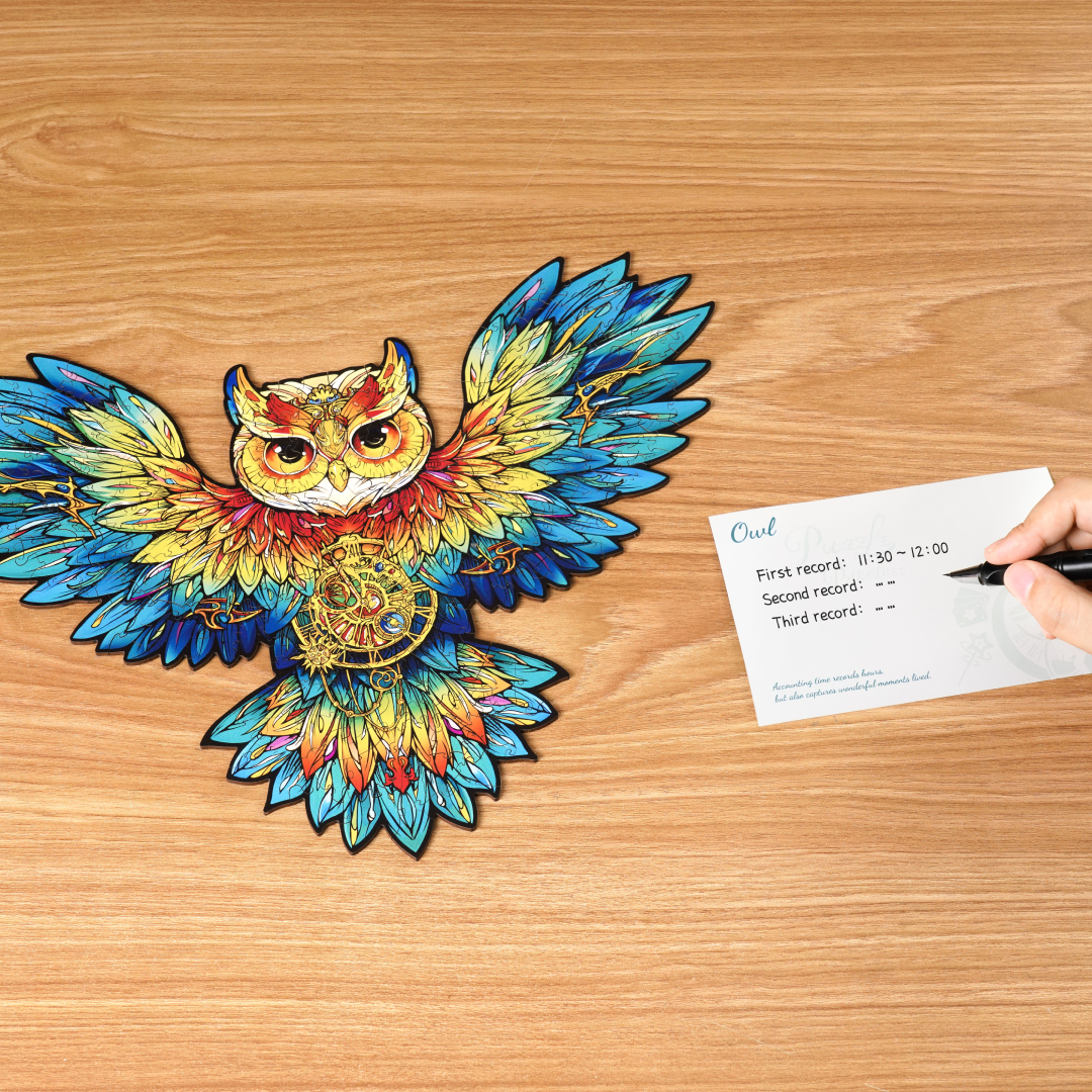 Bunte Holz-Eule-Puzzle auf einem Holztisch neben einer Notizkarte.