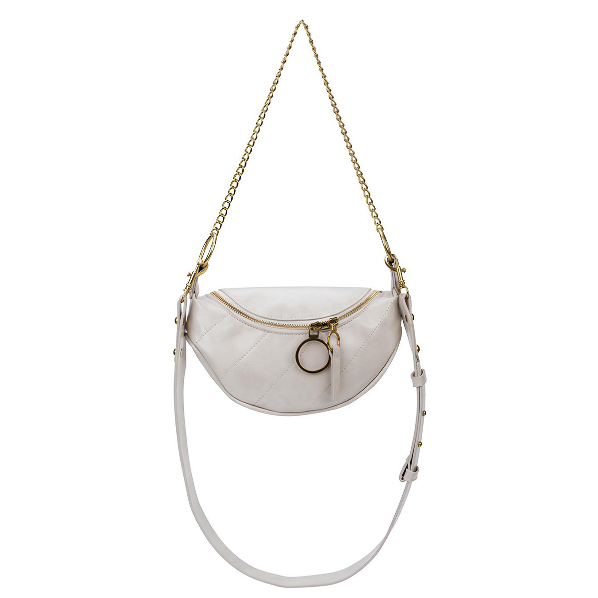 Una borsa a tracolla trapuntata bianca con cerniera dorata e tracolla a catena pende su sfondo bianco.