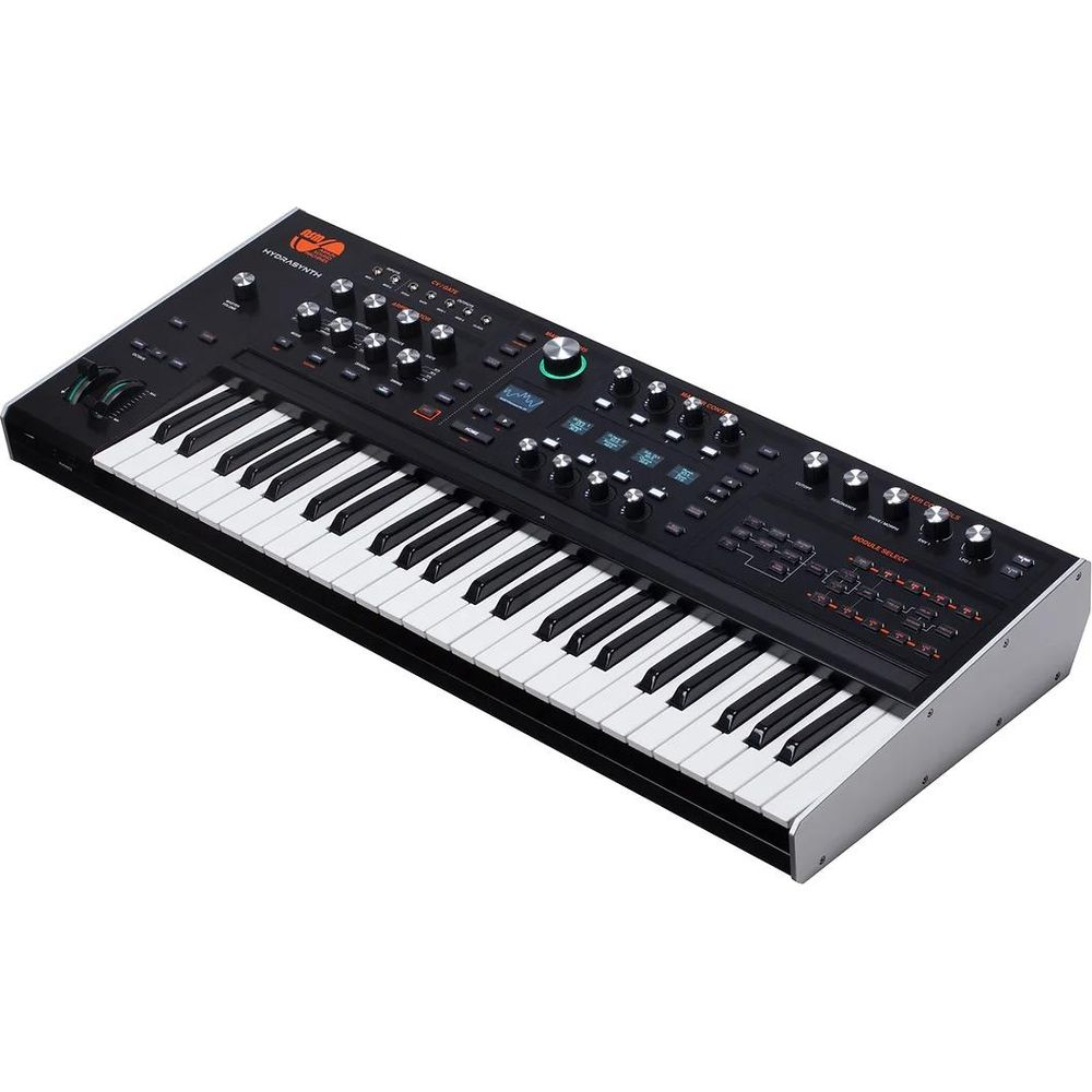 Schwarze Synthesizer-Tastatur mit Knöpfen und Lichtern auf weißem Hintergrund.