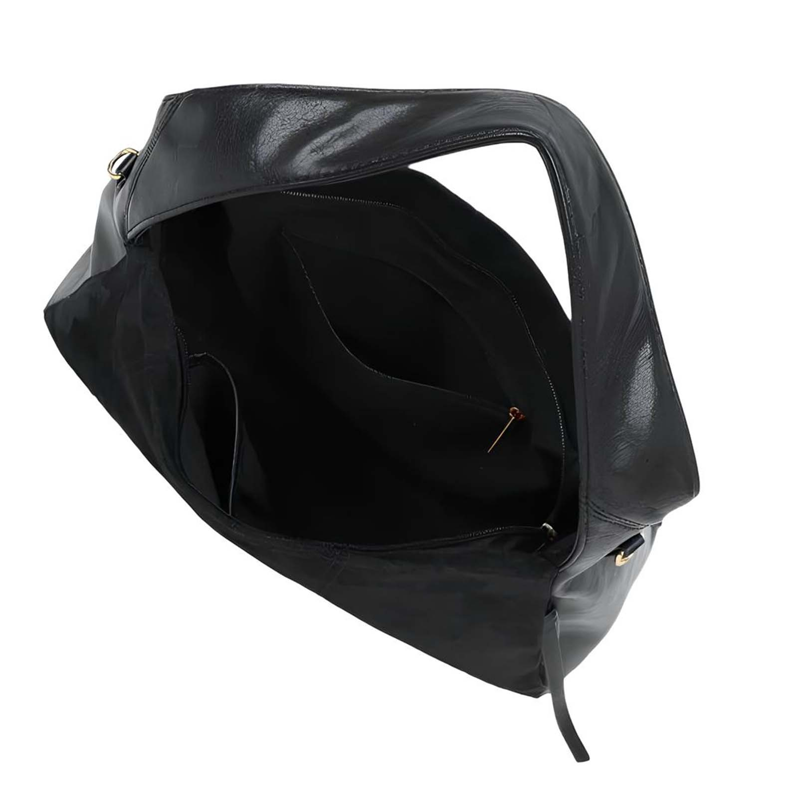 Bolso negro de piel con compartimento principal abierto y bolsillos interiores.