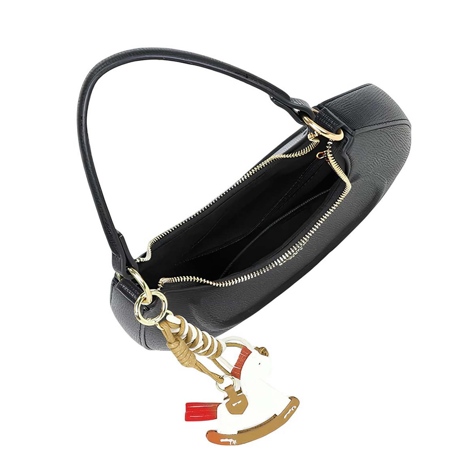 Bolso negro con cremallera y un adorno de caballito de madera.