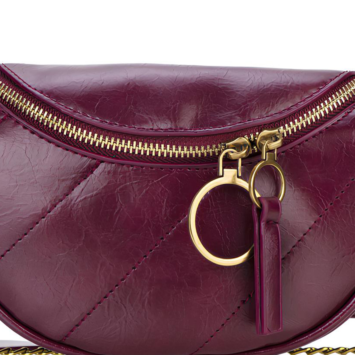 Borsa trapuntata color borgogna con zip e ciondolo dorati.