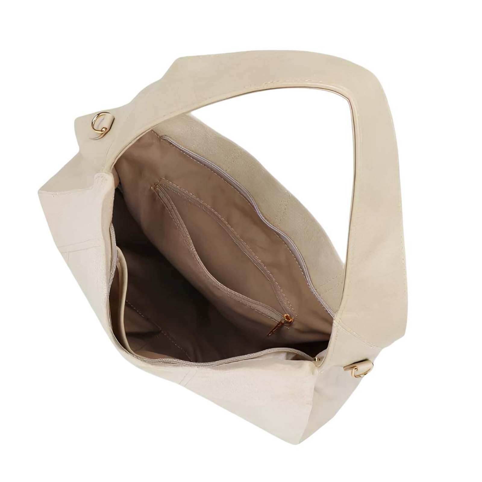 Un bolso color crema con compartimento principal abierto y bolsillos interiores.