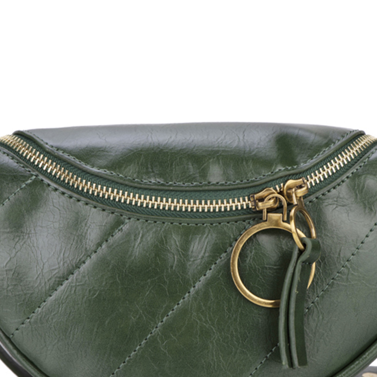 Borsa trapuntata verde con cerniera e ciondolo.