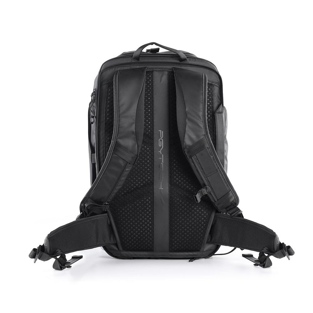 Schwarzer Rucksack mit gepolsterten Schultergurten und Netzrücken.