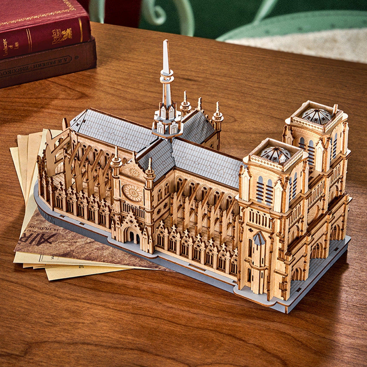 Maquette en bois de Notre-Dame de Paris avec tours et flèches sur une table en bois.