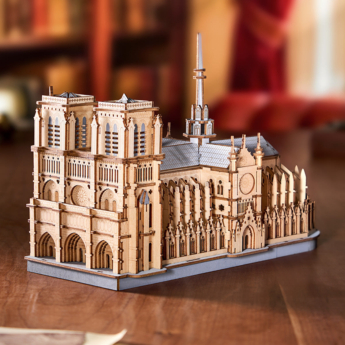 Maquette en bois de Notre-Dame avec des tours et détails complexes.