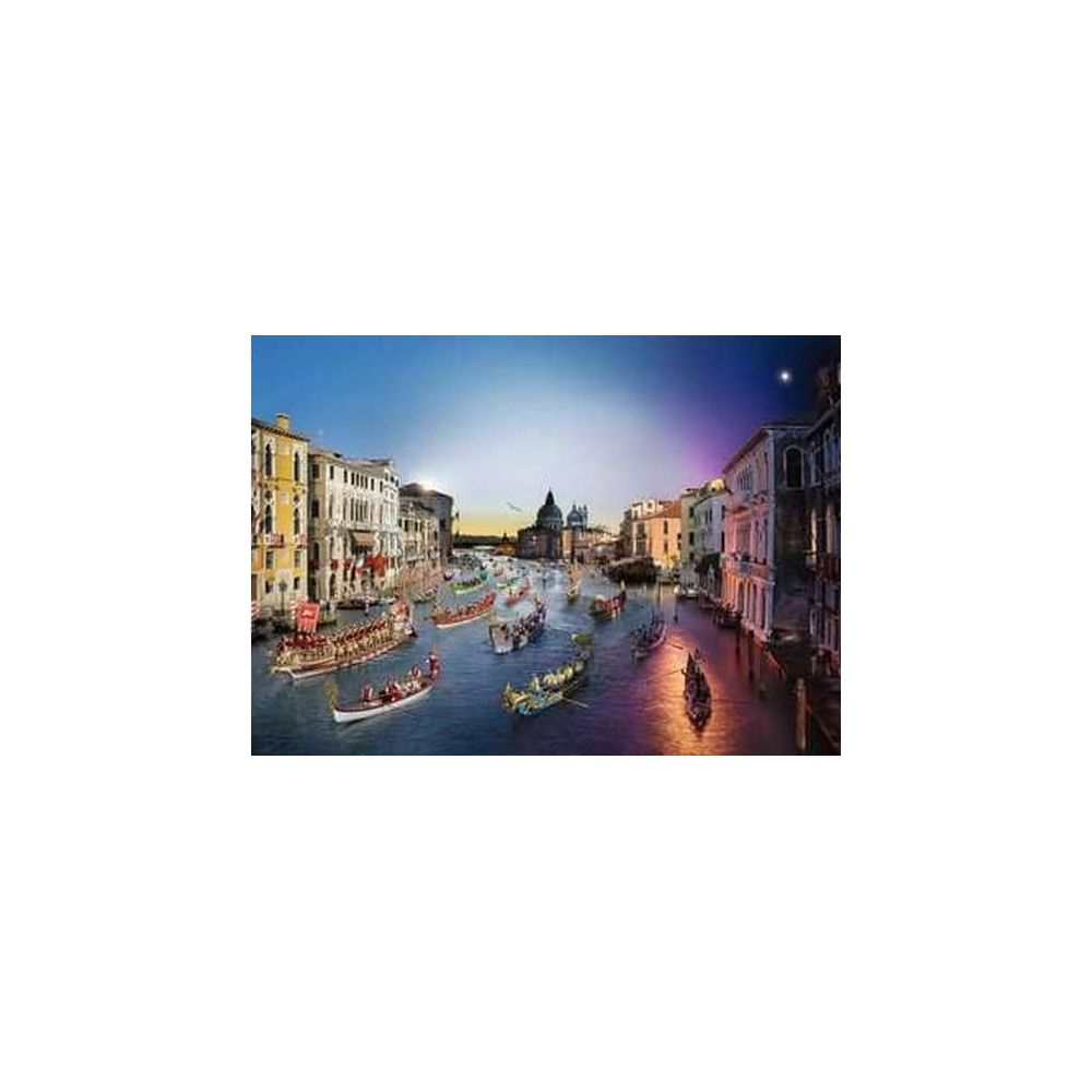 Barche su un canale a Venezia con edifici e una cupola sullo sfondo.