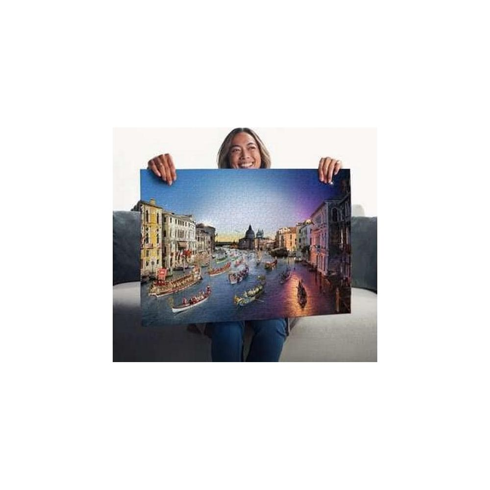 Canale di Venezia al tramonto con gondole ed edifici.