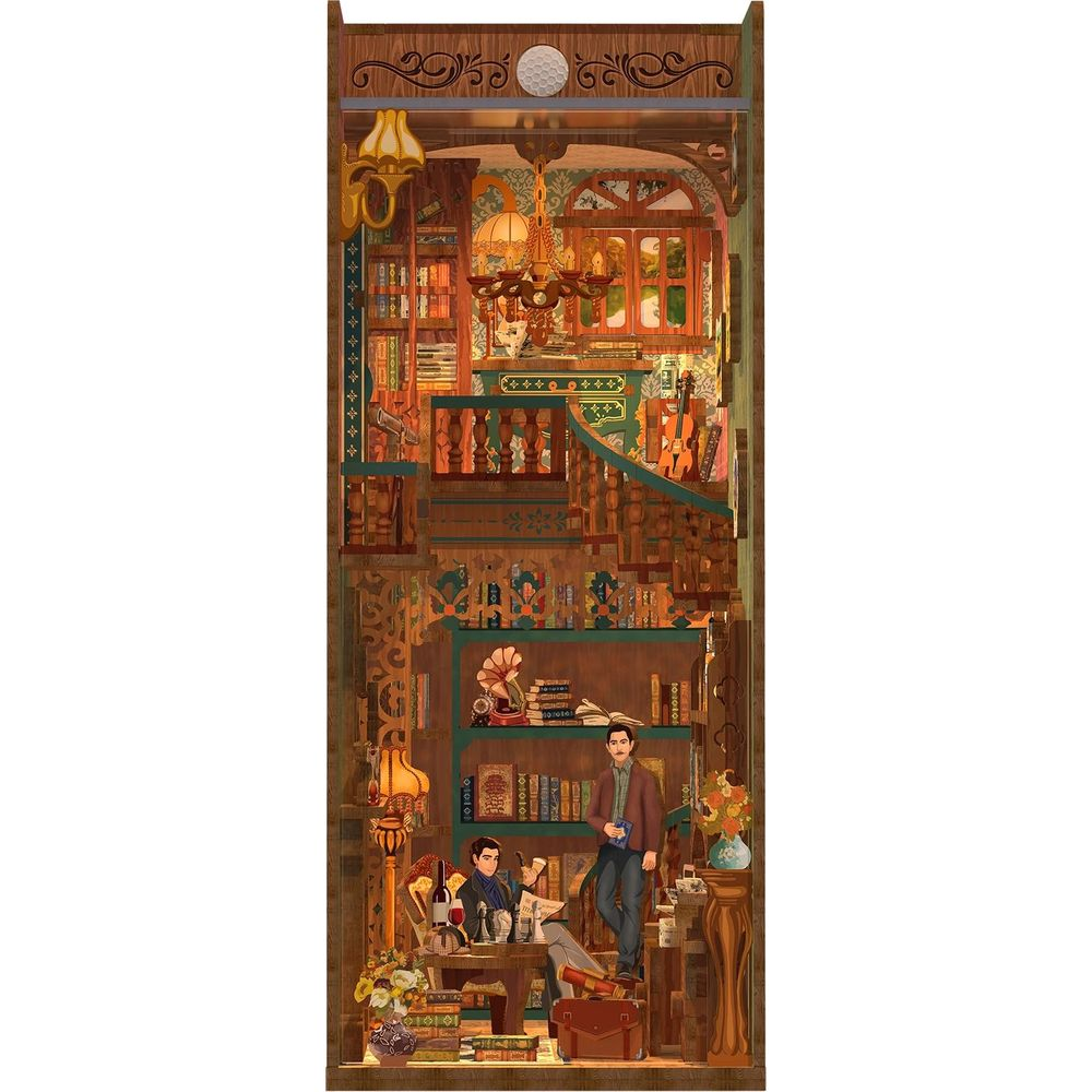 Eine detaillierte Miniatur-Bibliothek mit drei Männern, Büchern, Möbeln und antiken Gegenständen.