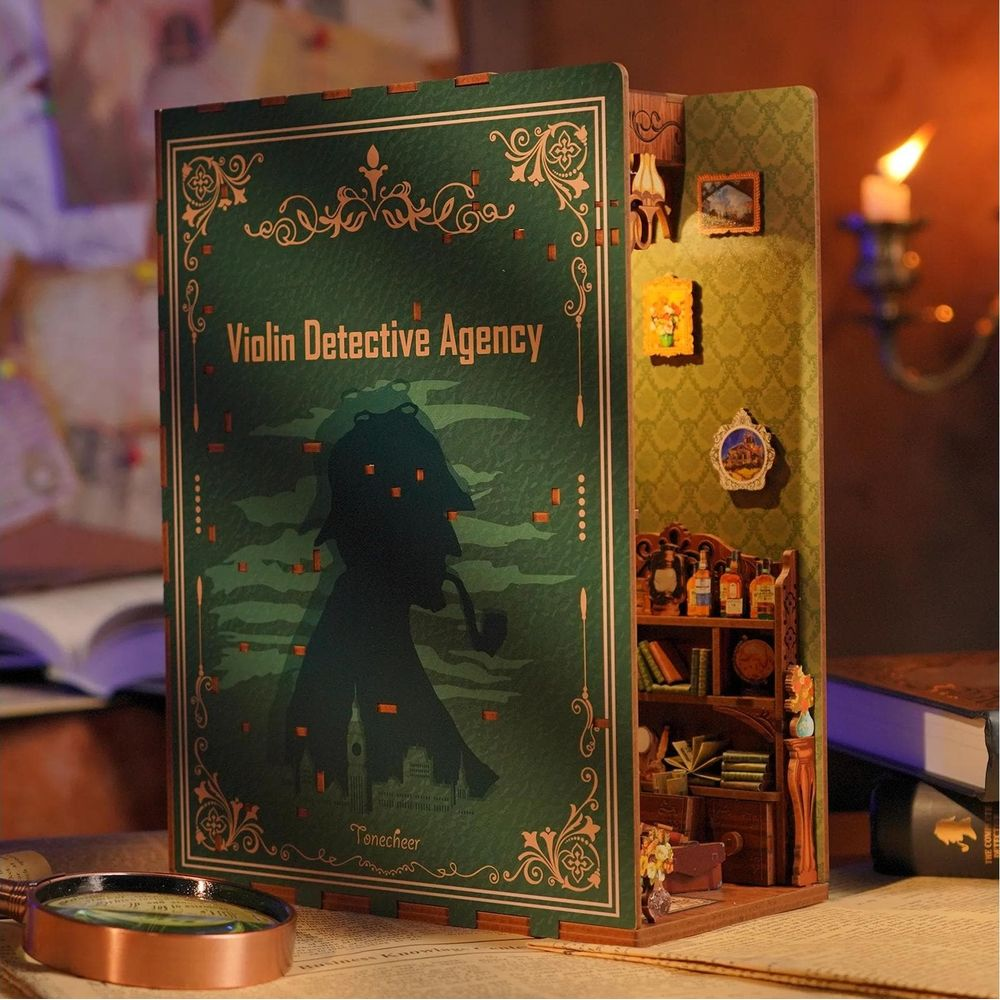 Ein Diorama-Buch der "Violin Detective Agency" mit einer Detektiv-Silhouette.