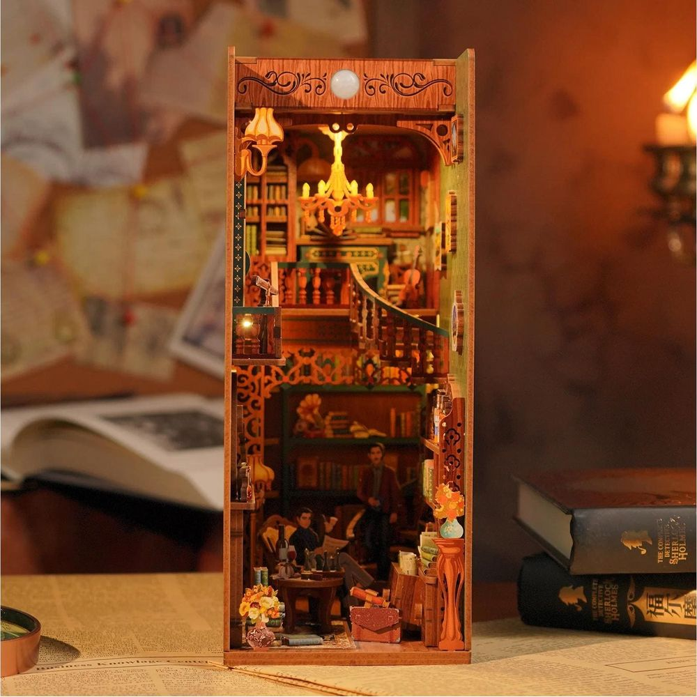 Eine detaillierte Miniatur-Bibliotheksszene mit winzigen Figuren, Büchern, Möbeln und warmer Beleuchtung.