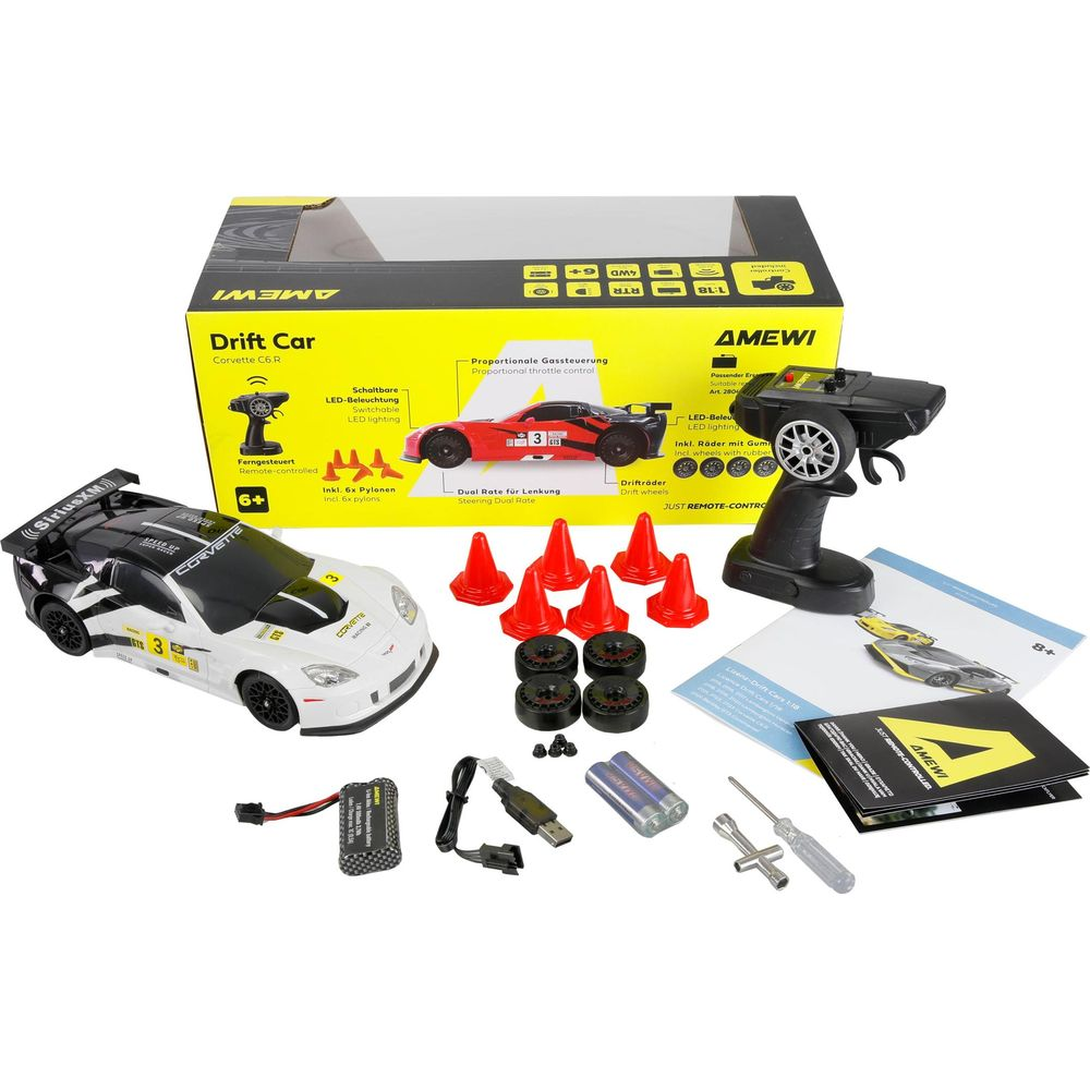 RC-Drift-Corvette mit Fernbedienung, Pylonen, Ersatzrädern und Zubehör.