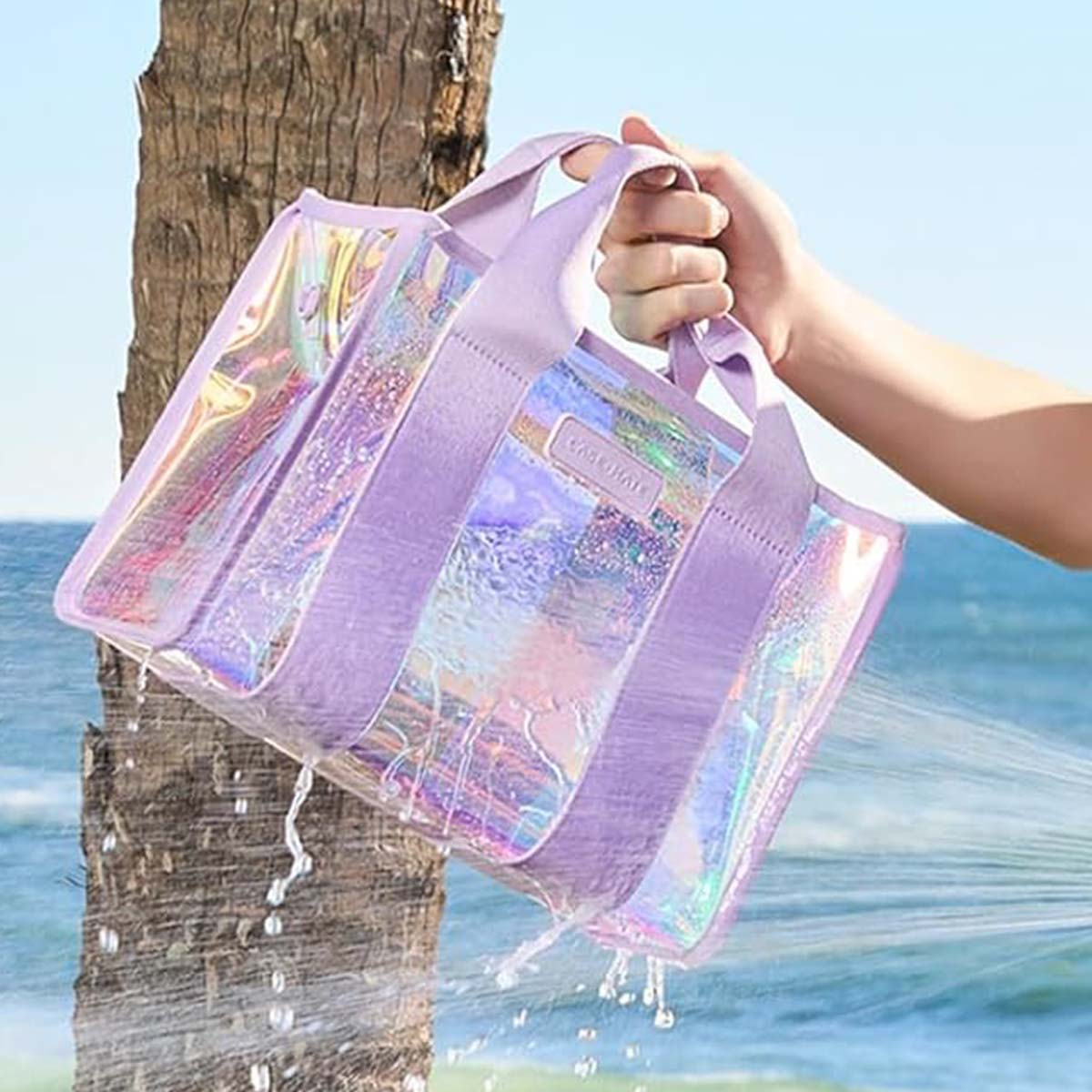 Una persona tiene una borsa viola trasparente, l'acqua gocciola fuori.