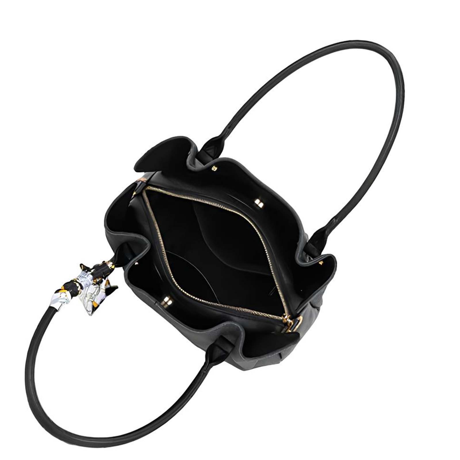 Bolso negro con cierre de cremallera y un pañuelo estampado en el asa.