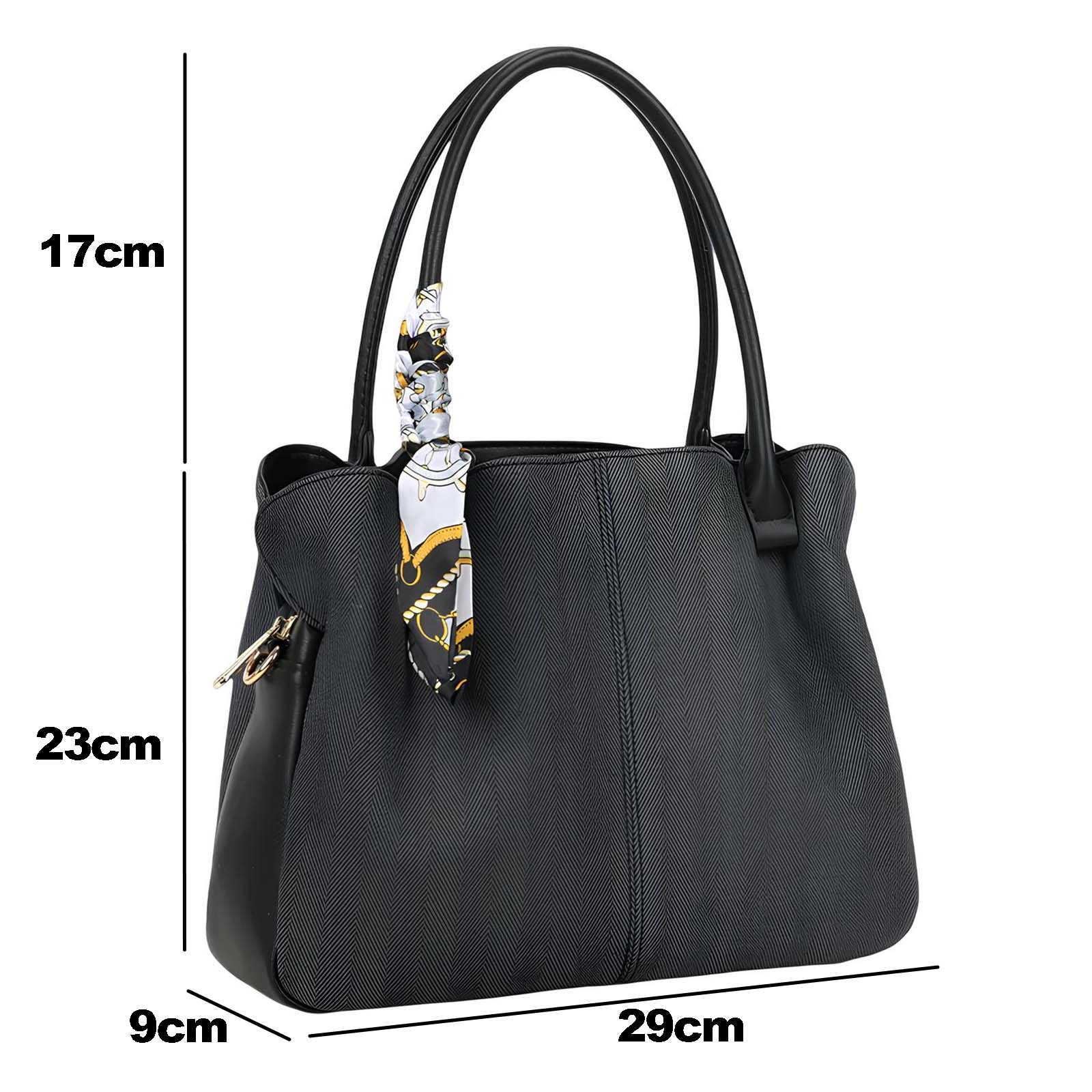Bolso negro con asas y un pañuelo estampado. Se muestran las dimensiones.