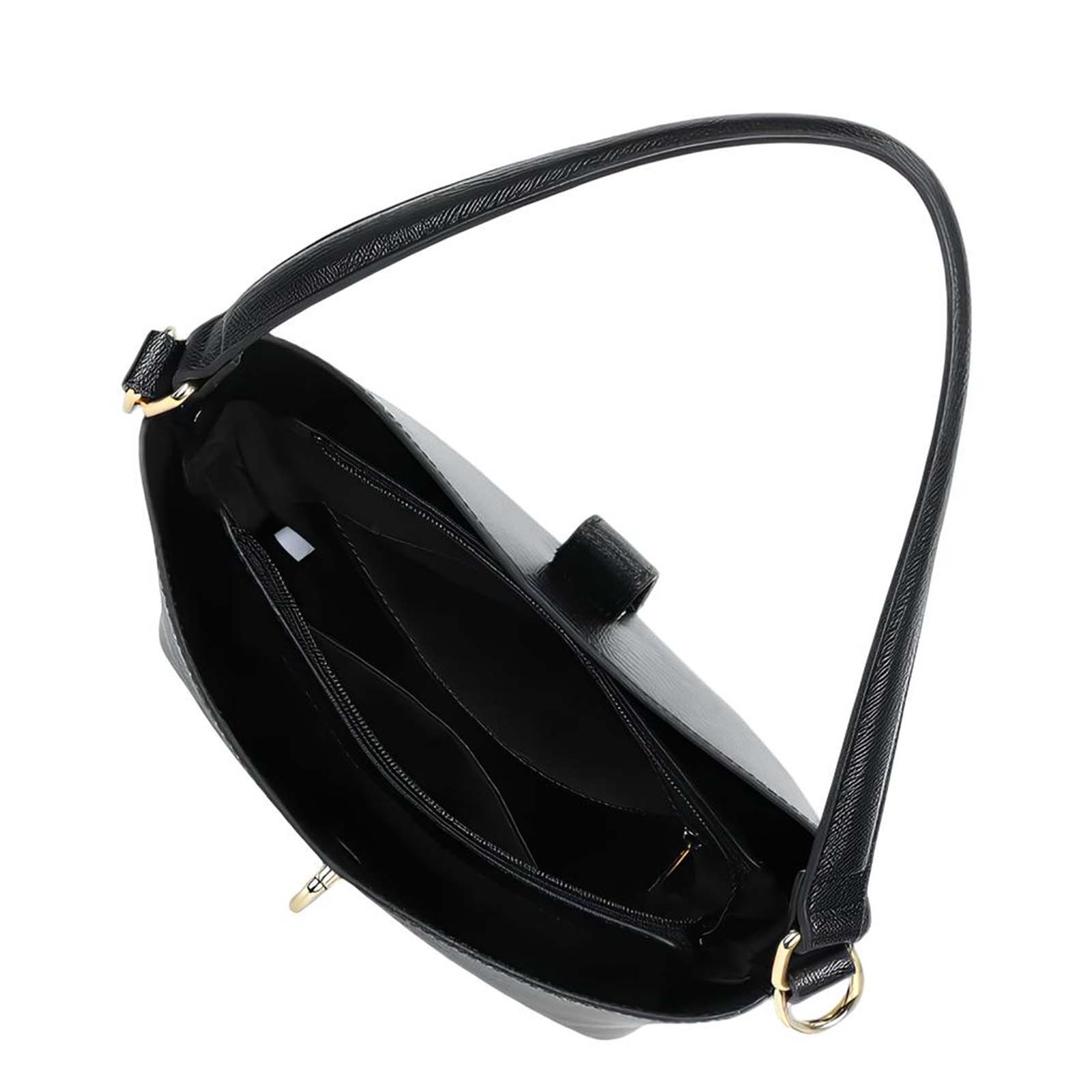 Bolso negro con compartimento abierto, bolsillo con cremallera y herrajes dorados.