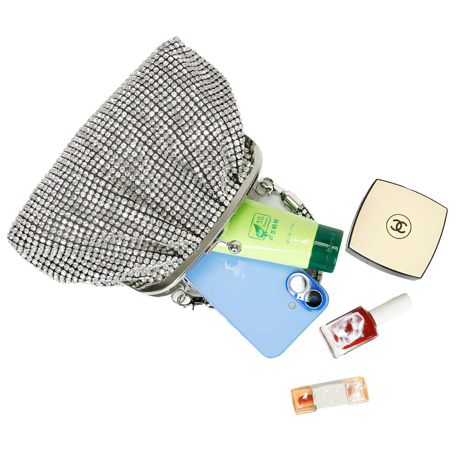 Una pochette argento scintillante con un telefono blu, trucco e smalto.