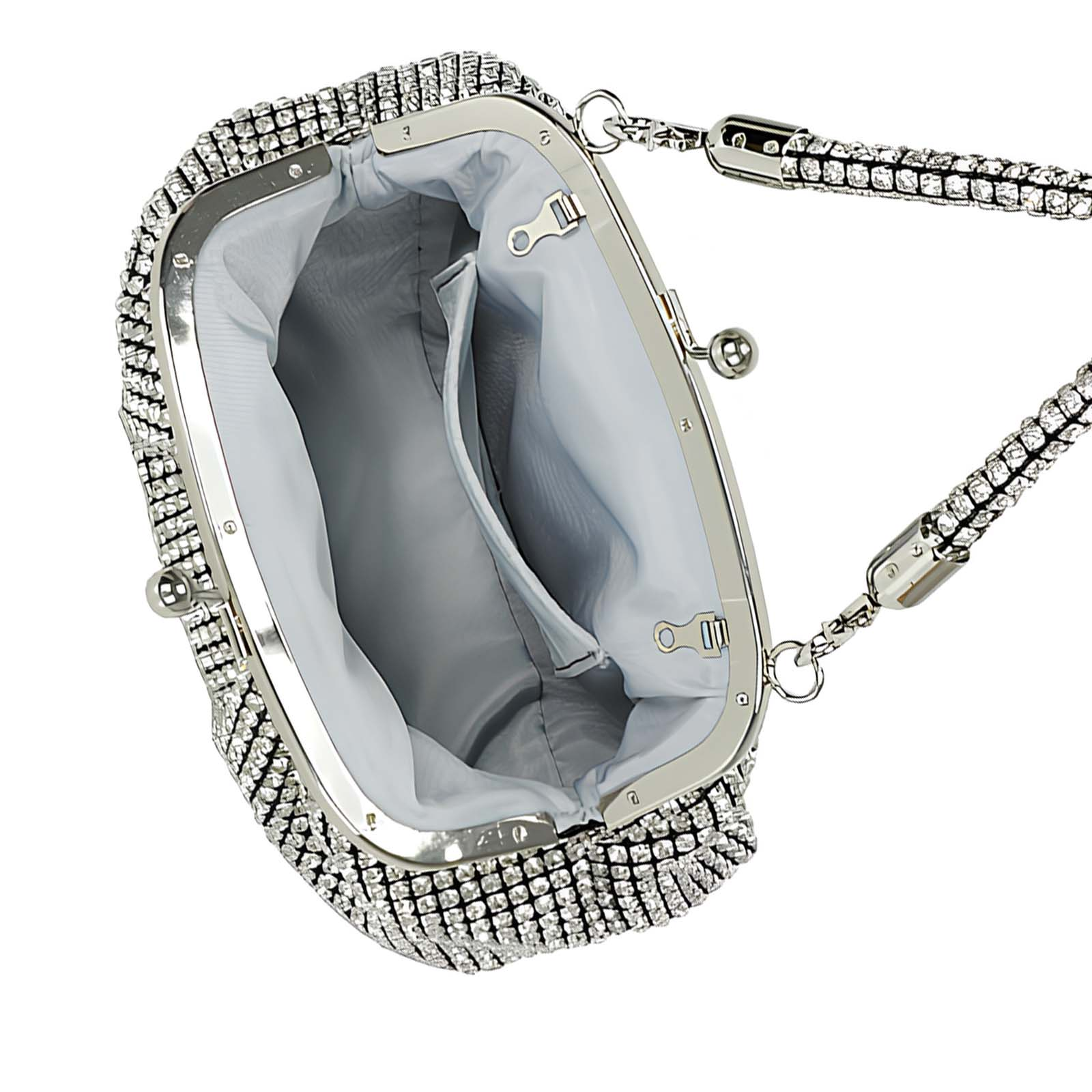 Una pochette argento con strass, chiusura e catena argentate su sfondo bianco.