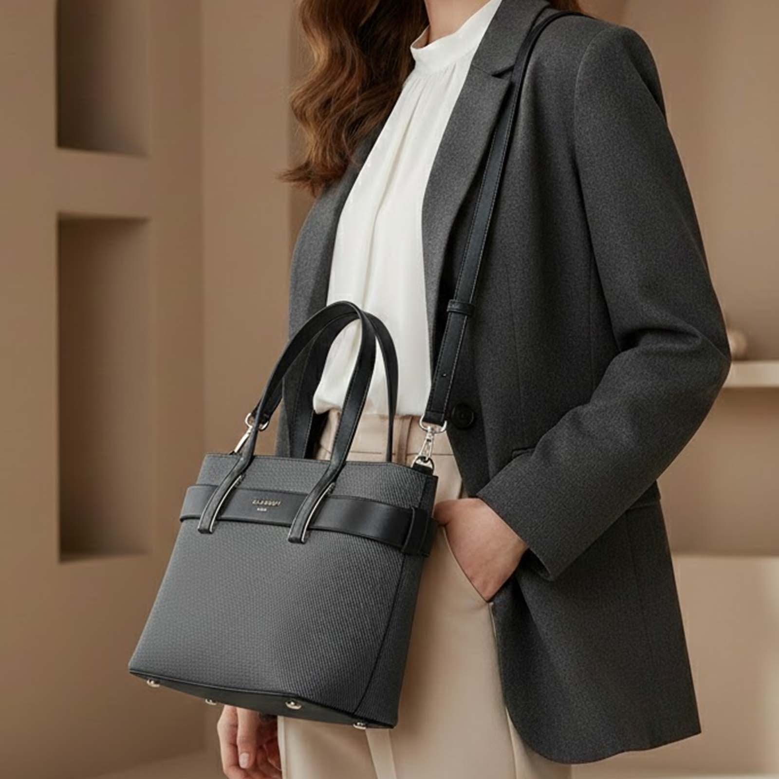 Mujer con blazer gris, blusa blanca y bolso gris.