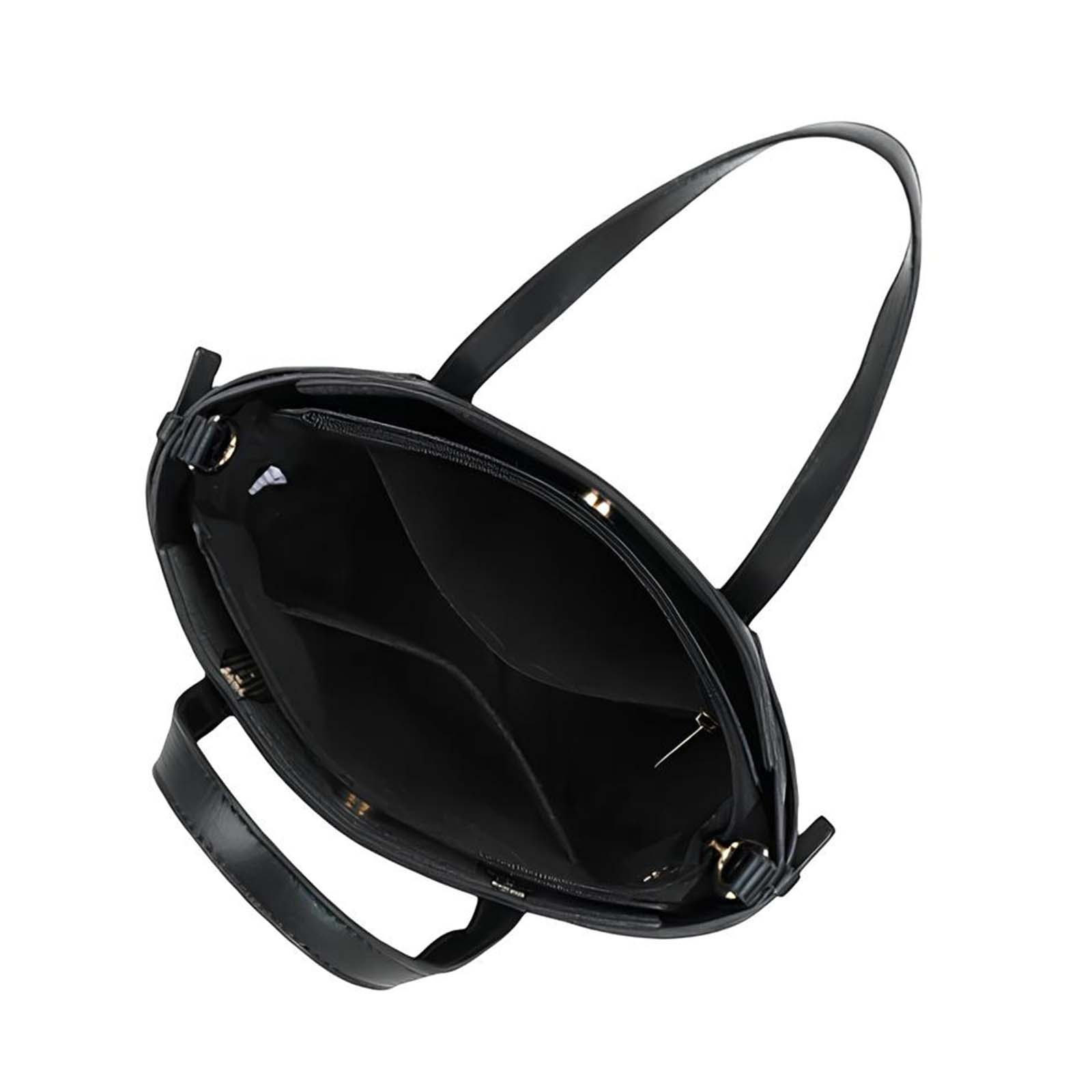 Un bolso negro con compartimentos abiertos y cremallera.