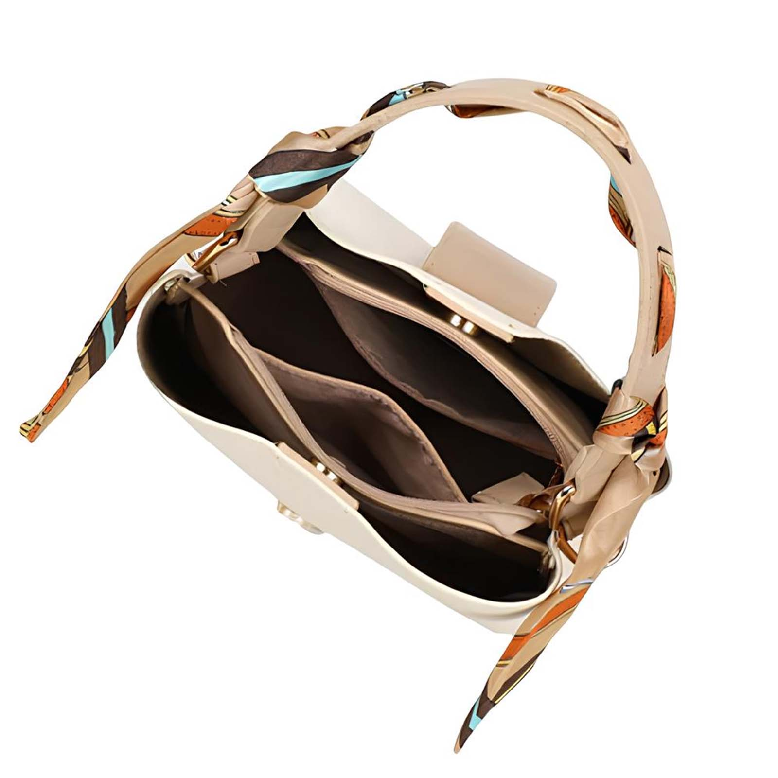 Un bolso color crema con un pañuelo estampado atado a las asas.
