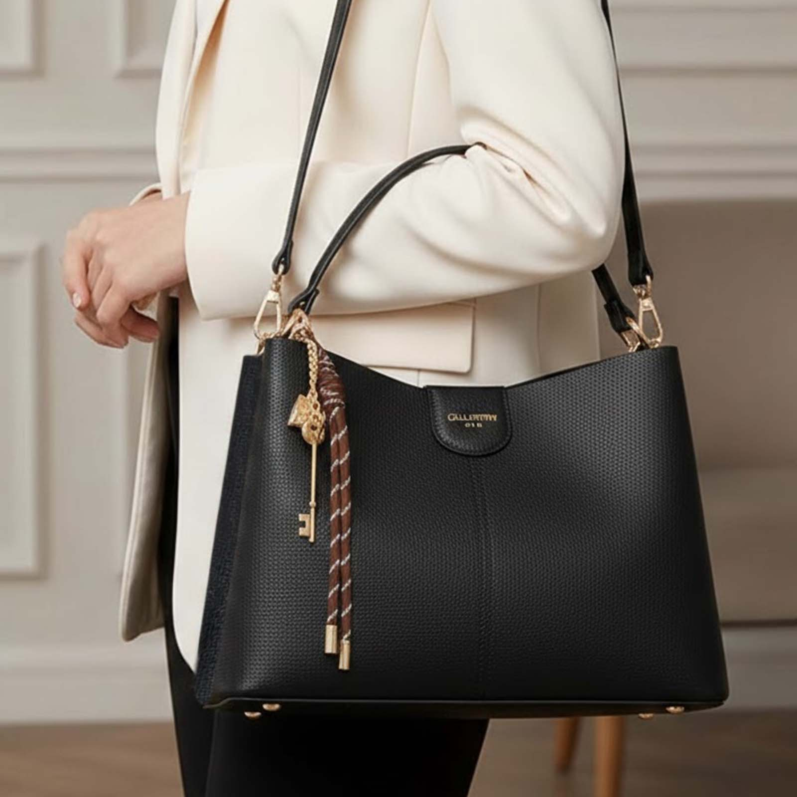 Una persona con un bolso negro con amuleto, lleva chaqueta blanca.
