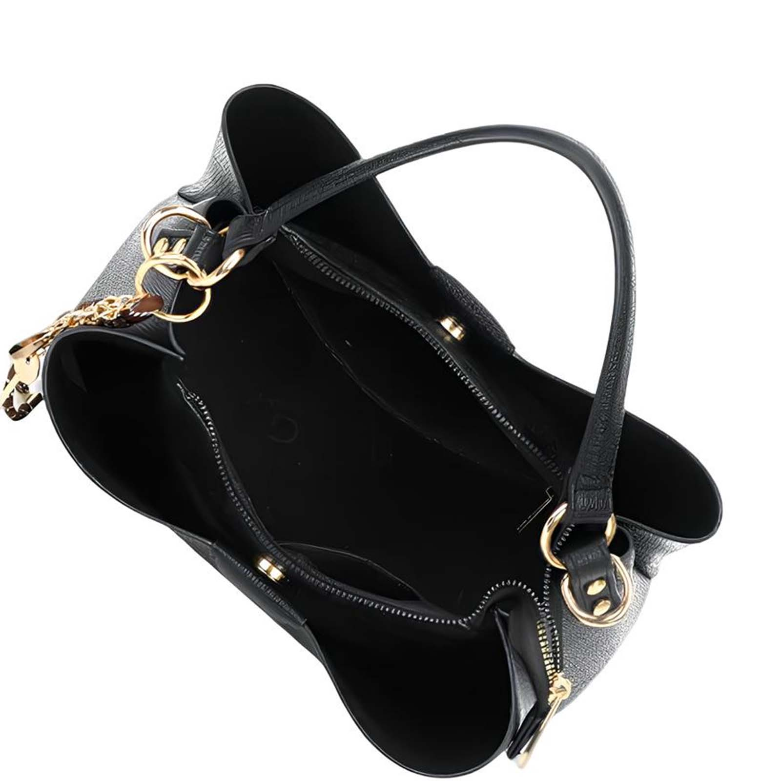 Bolso negro con herrajes dorados y cierre de cremallera.