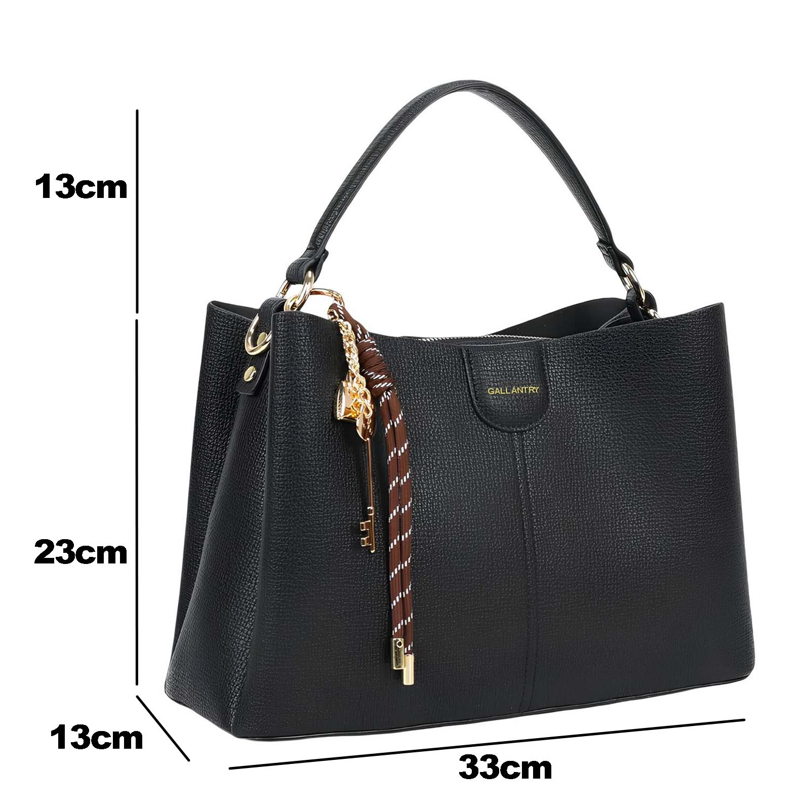 Bolso negro con asa, amuleto y etiquetas de dimensiones.