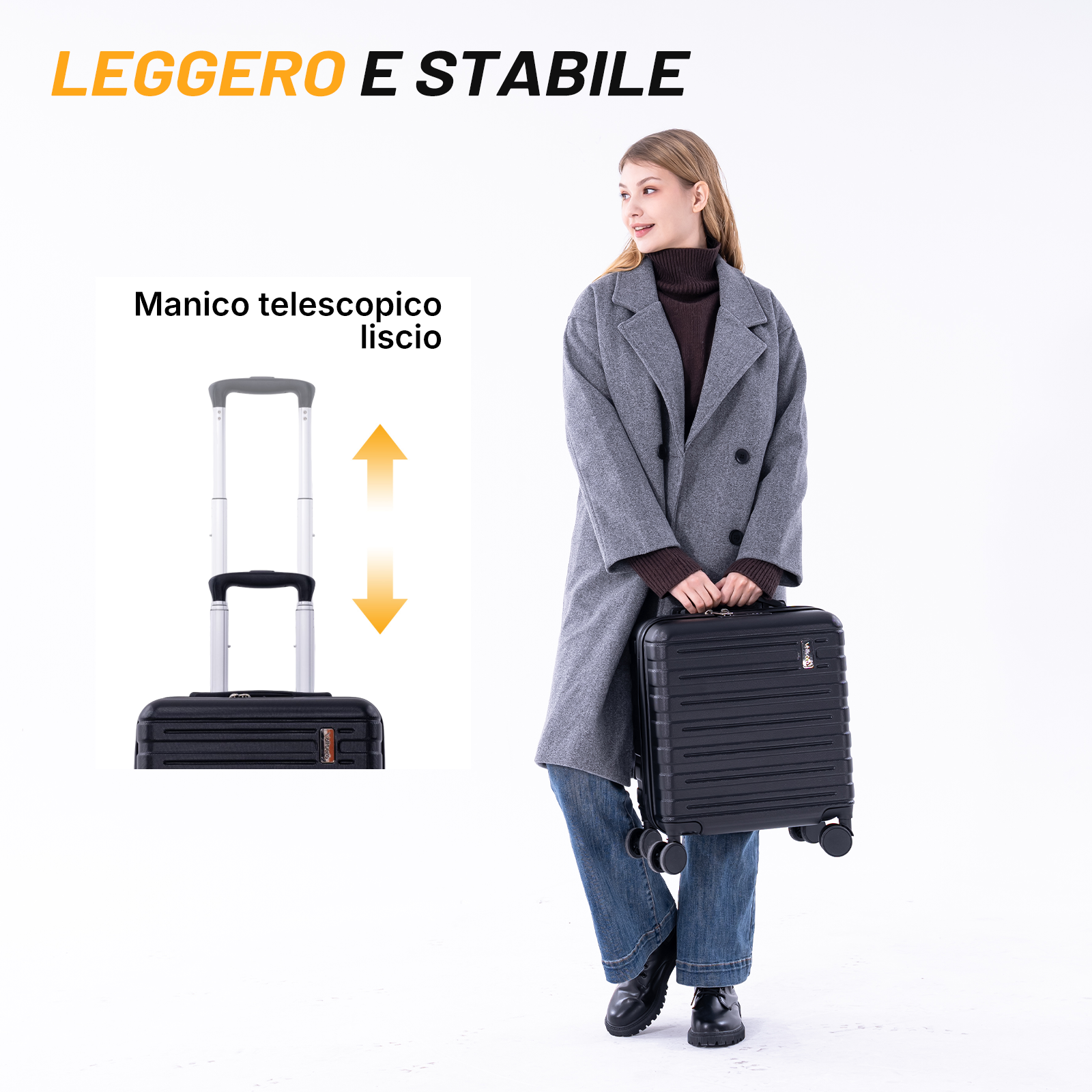 Una donna tiene una valigia nera con manico telescopico, evidenziato da frecce su/giù.