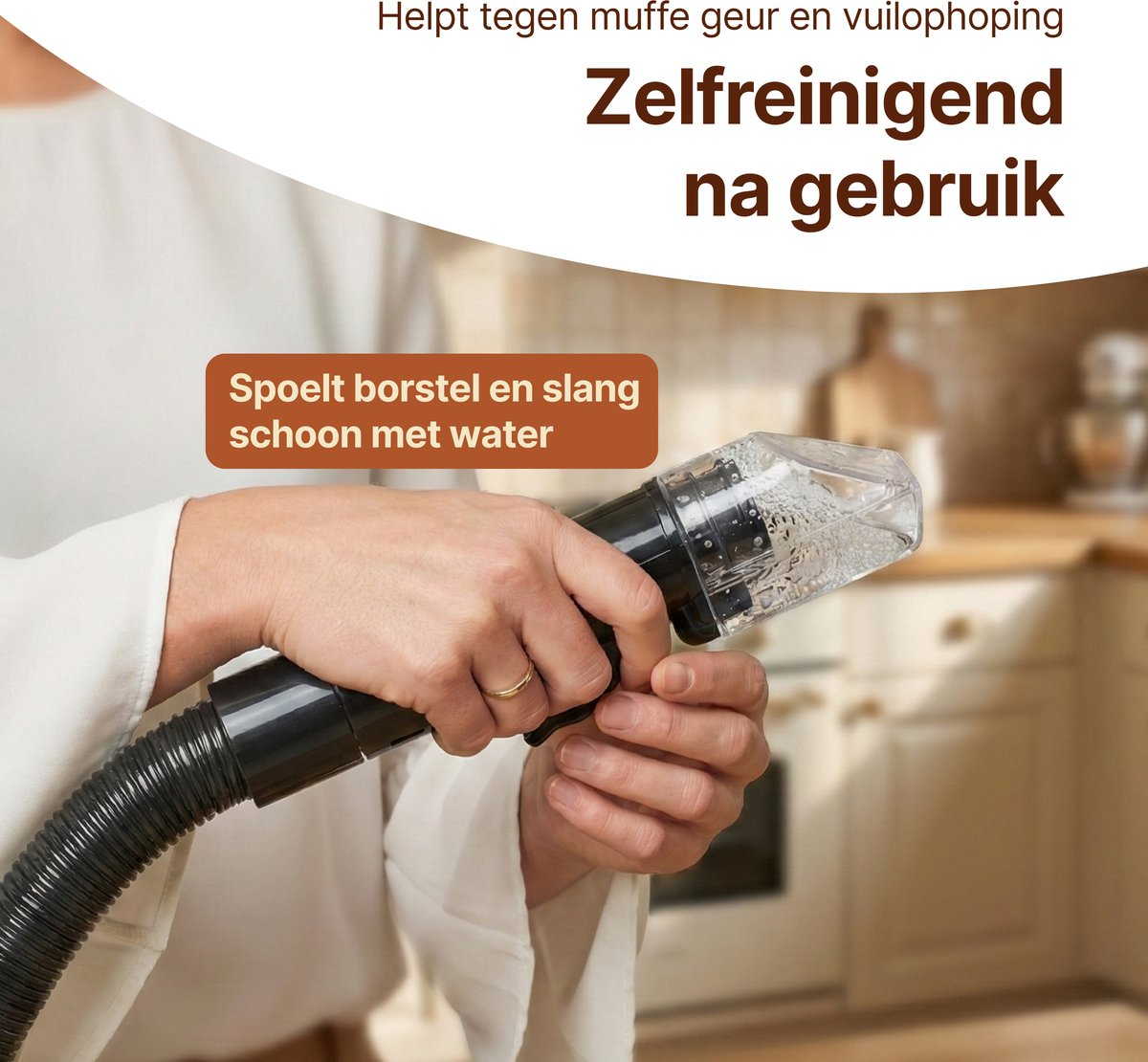 Personne rinçant brosse et tuyau à l'eau dans une cuisine.
