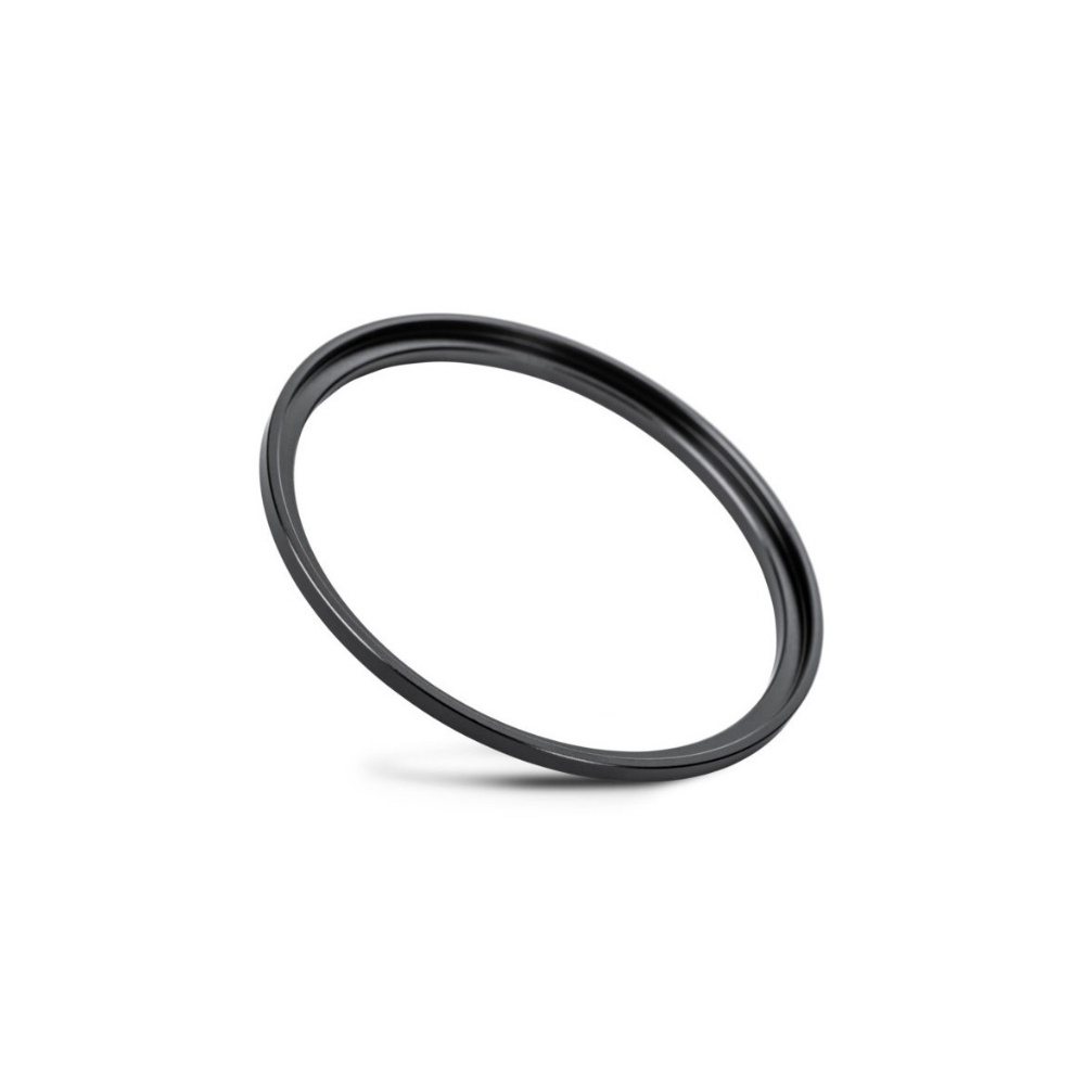 Een zwarte ring met zilveren rand, geïsoleerd op witte achtergrond.