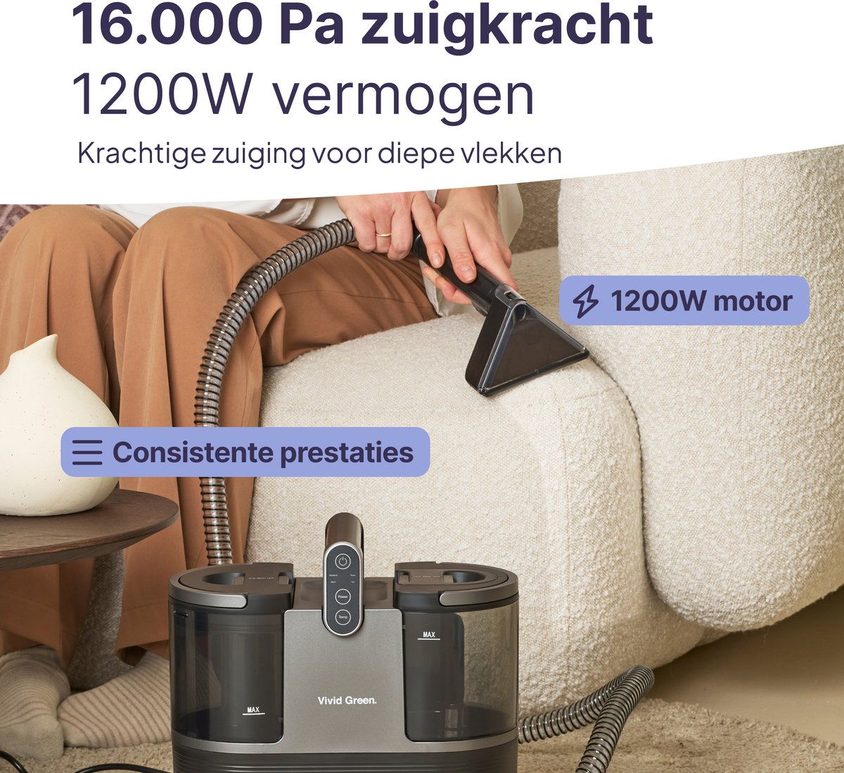 Een reiniger met 1200W motor wordt gebruikt op een beige bank.