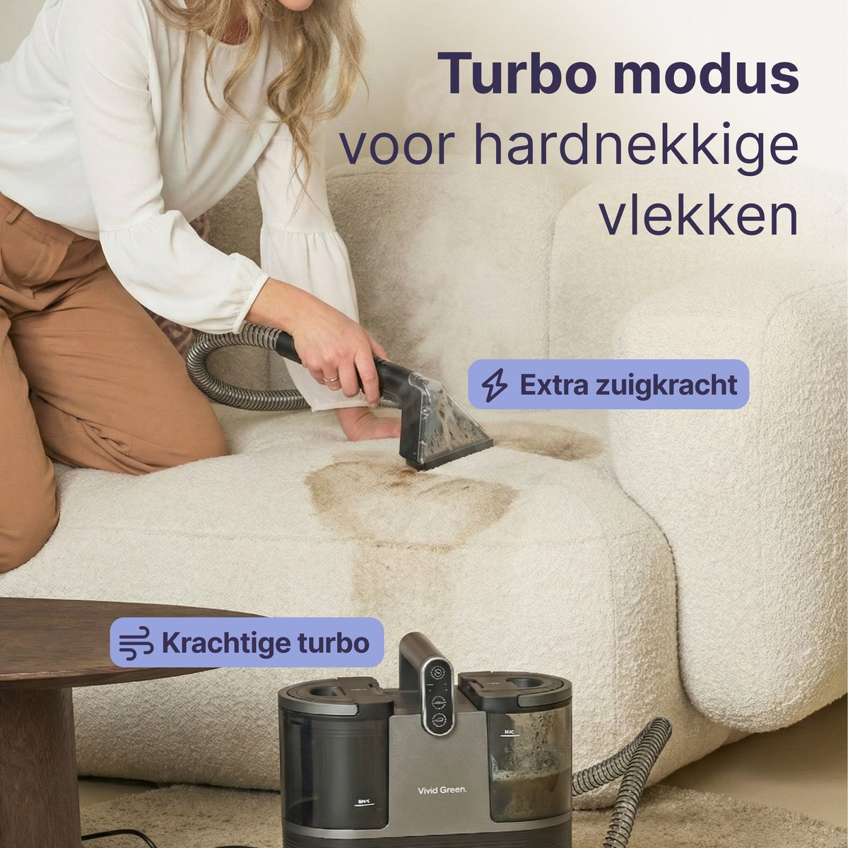 Vrouw reinigt bank met vlekkenreiniger. Krachtige turbomodus voor vlekken.