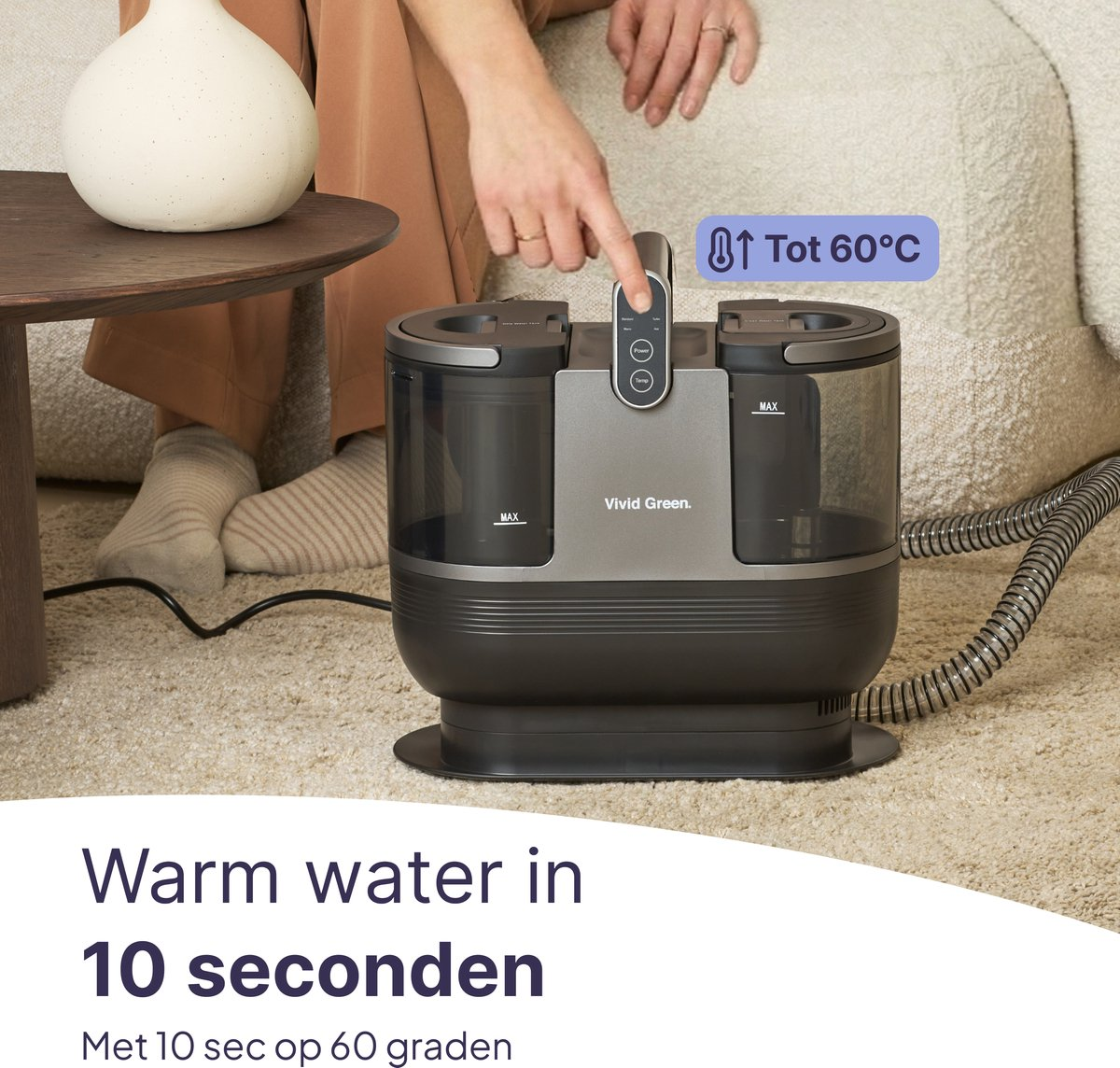 Een persoon bedient een waterreservoir luchtbevochtiger die tot 60°C warm water levert.