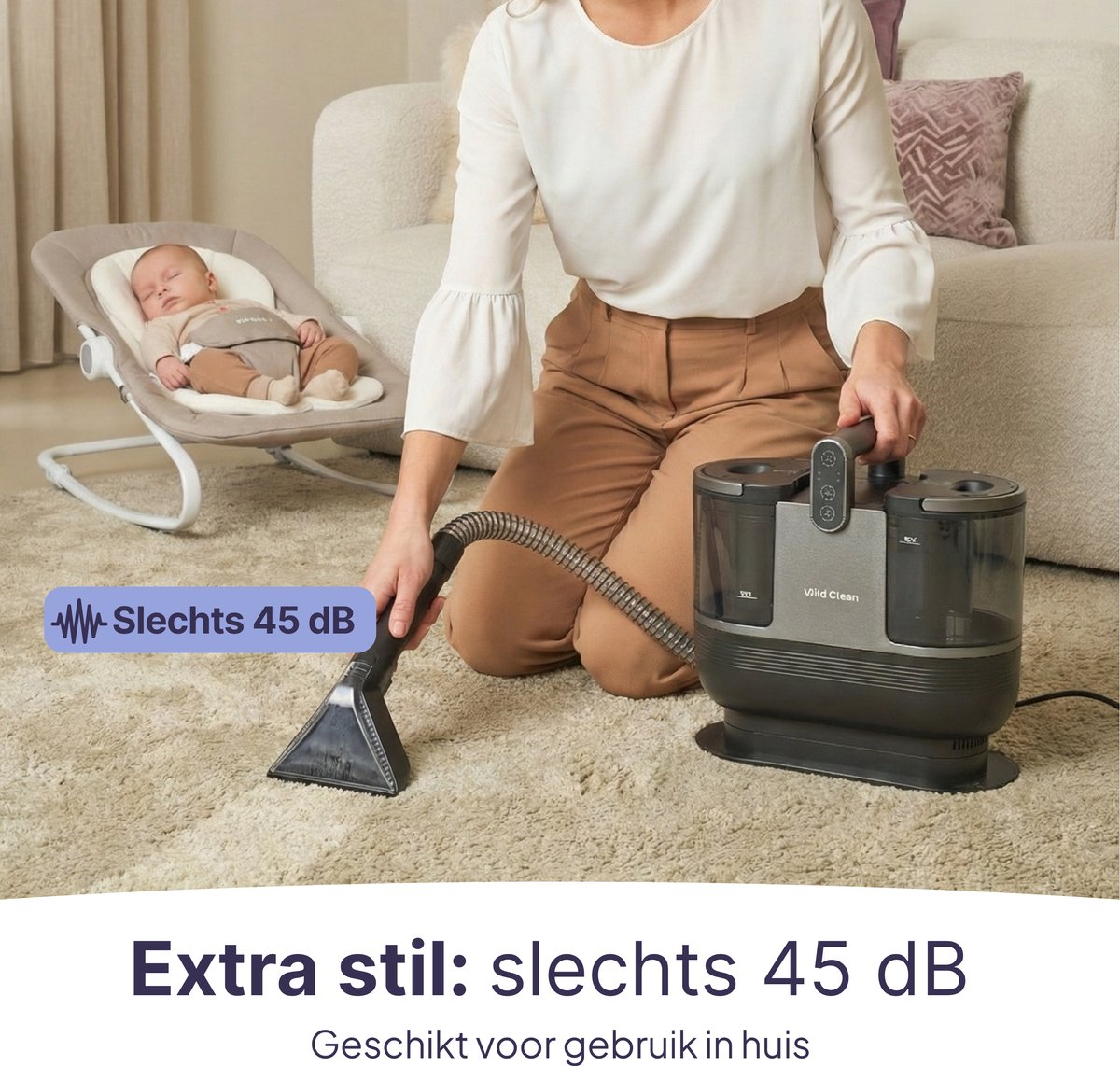 Een vrouw knielt op een tapijt met een reiniger. Een baby slaapt in een wipstoeltje.