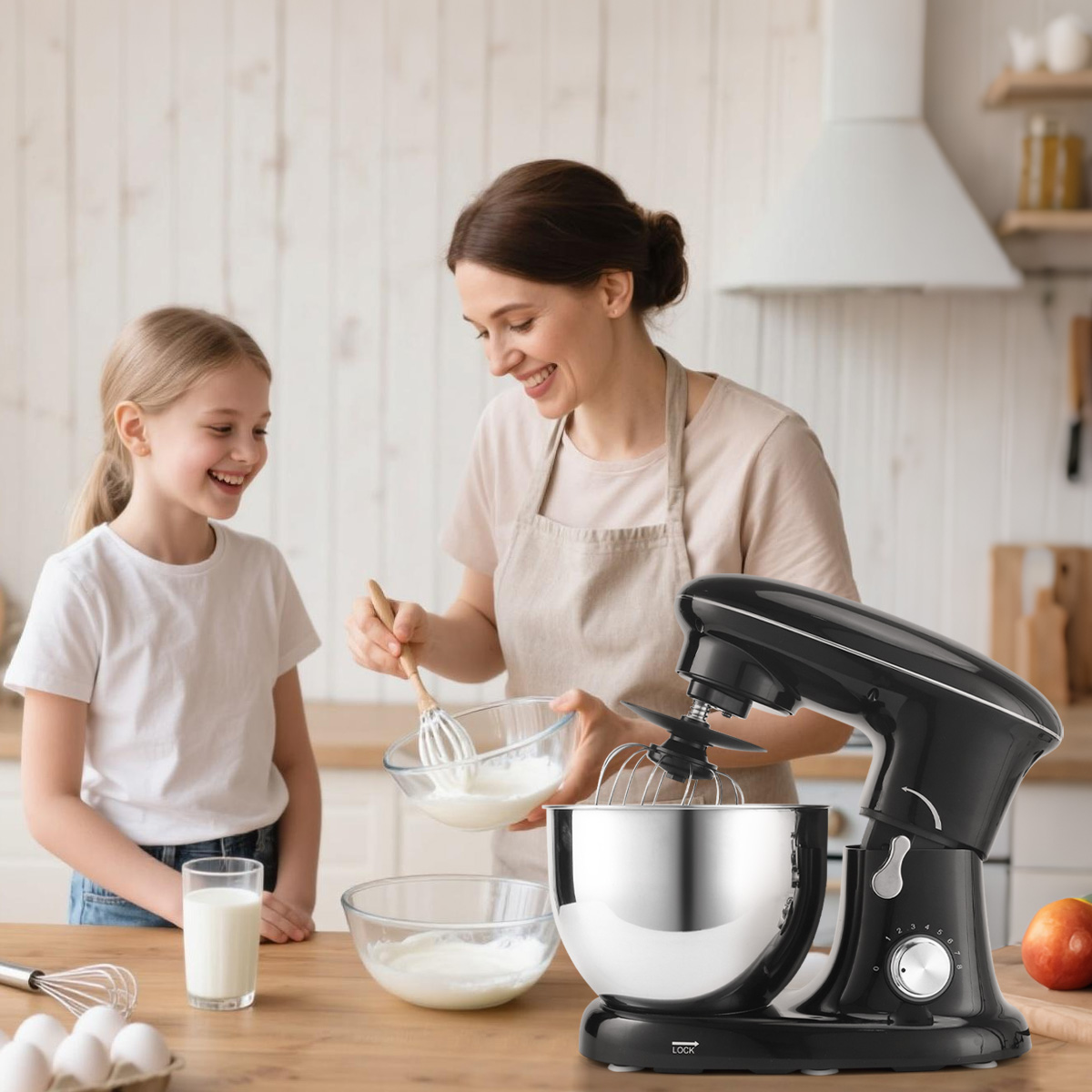 Mutter und Tochter backen zusammen in einer Küche mit einem schwarzen Küchenmixer.
