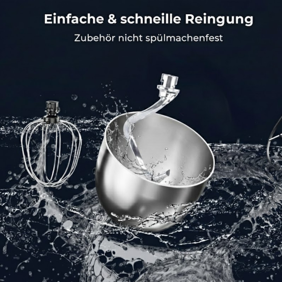 Edelstahlschüssel und Schneebesen werden von Wasser bespritzt.