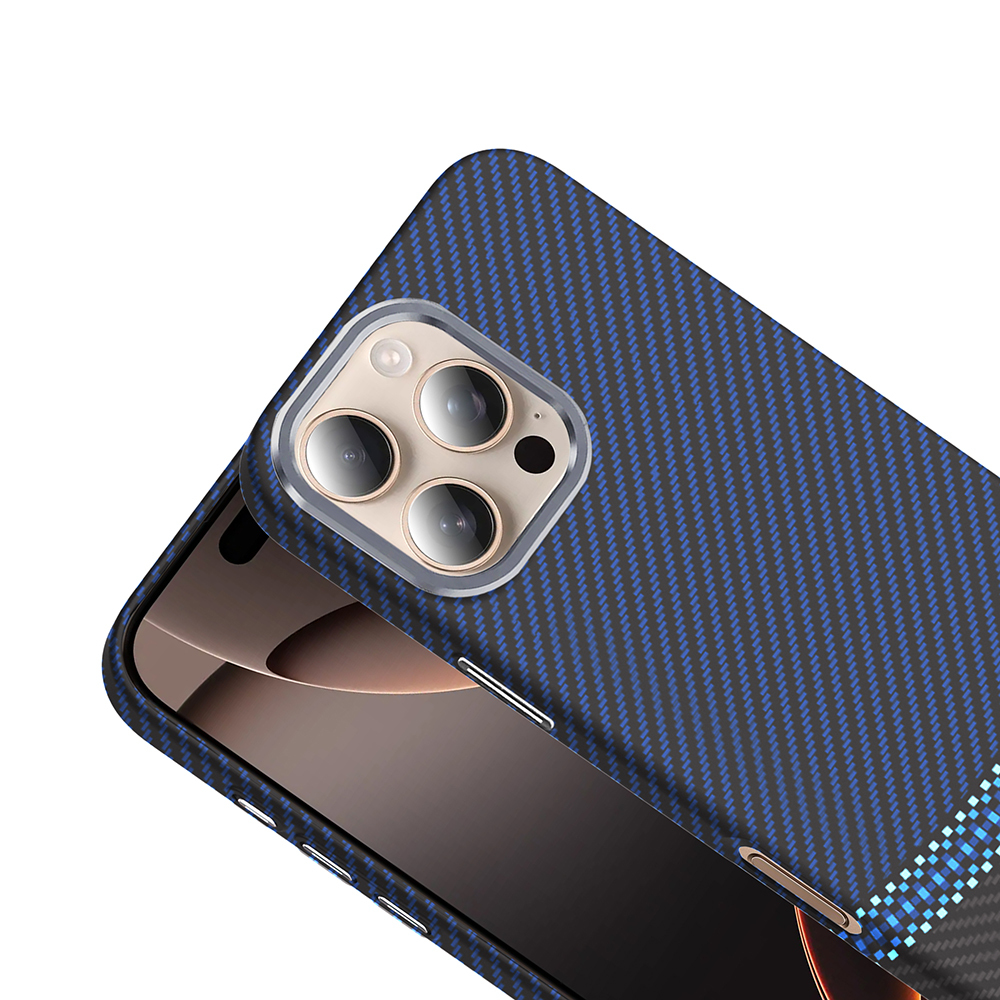 Kamera modülü ve gümüş düğmeli koyu mavi karbon fiber telefon kılıfı.