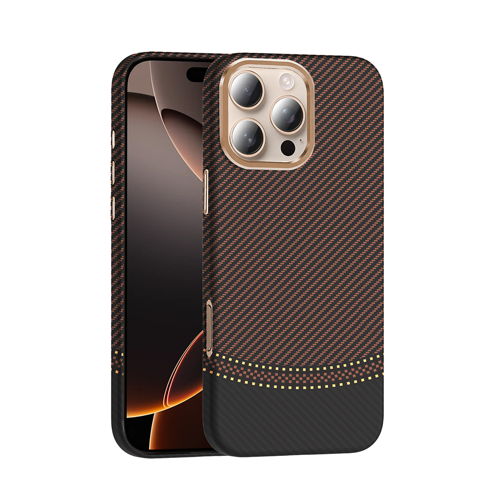 Kahverengi ve siyah karbon fiber desenli telefon kılıfı, üç kamerası var.