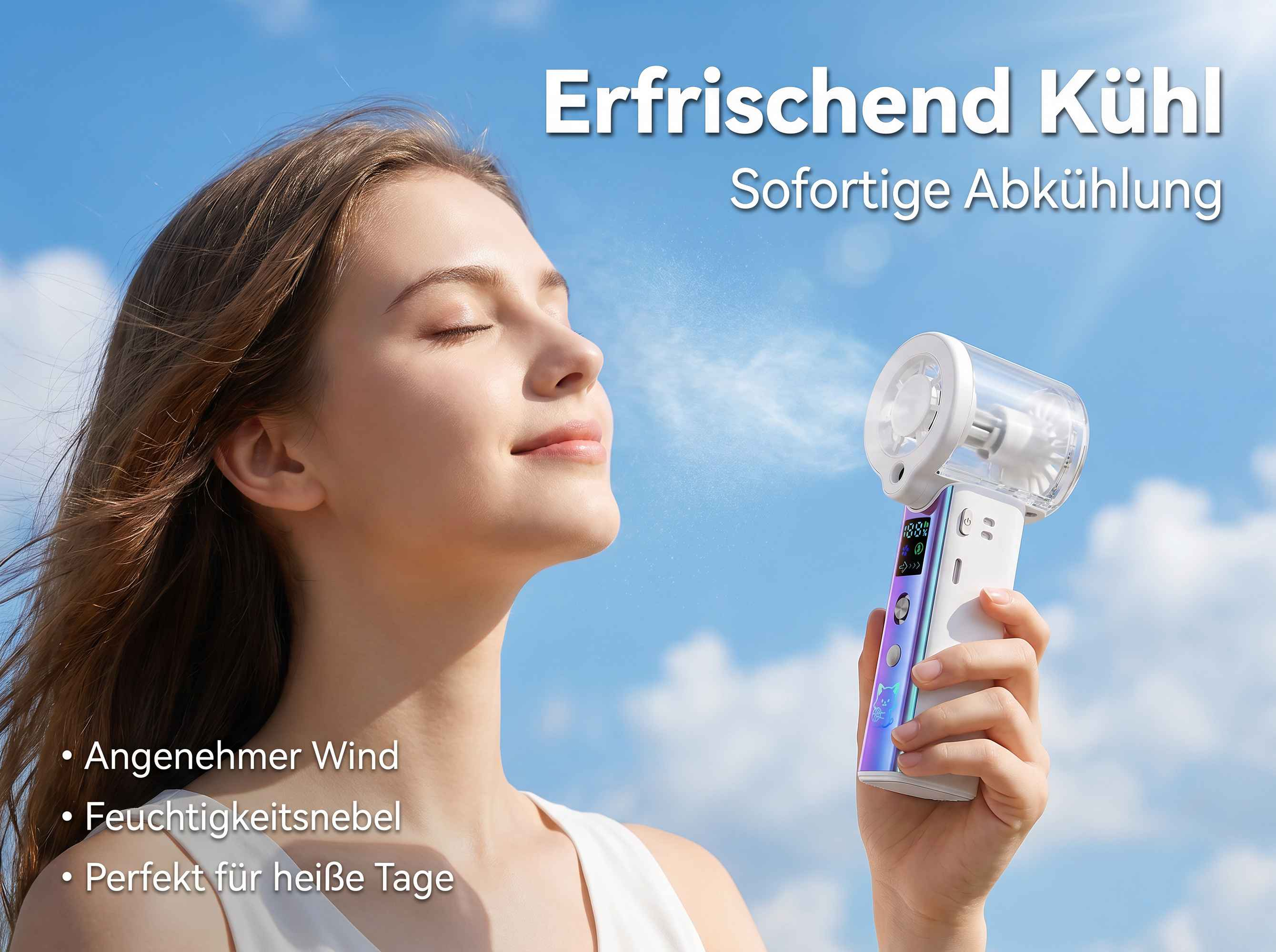 Eine Frau genießt erfrischenden Nebel von einem Handventilator vor blauem Himmel.